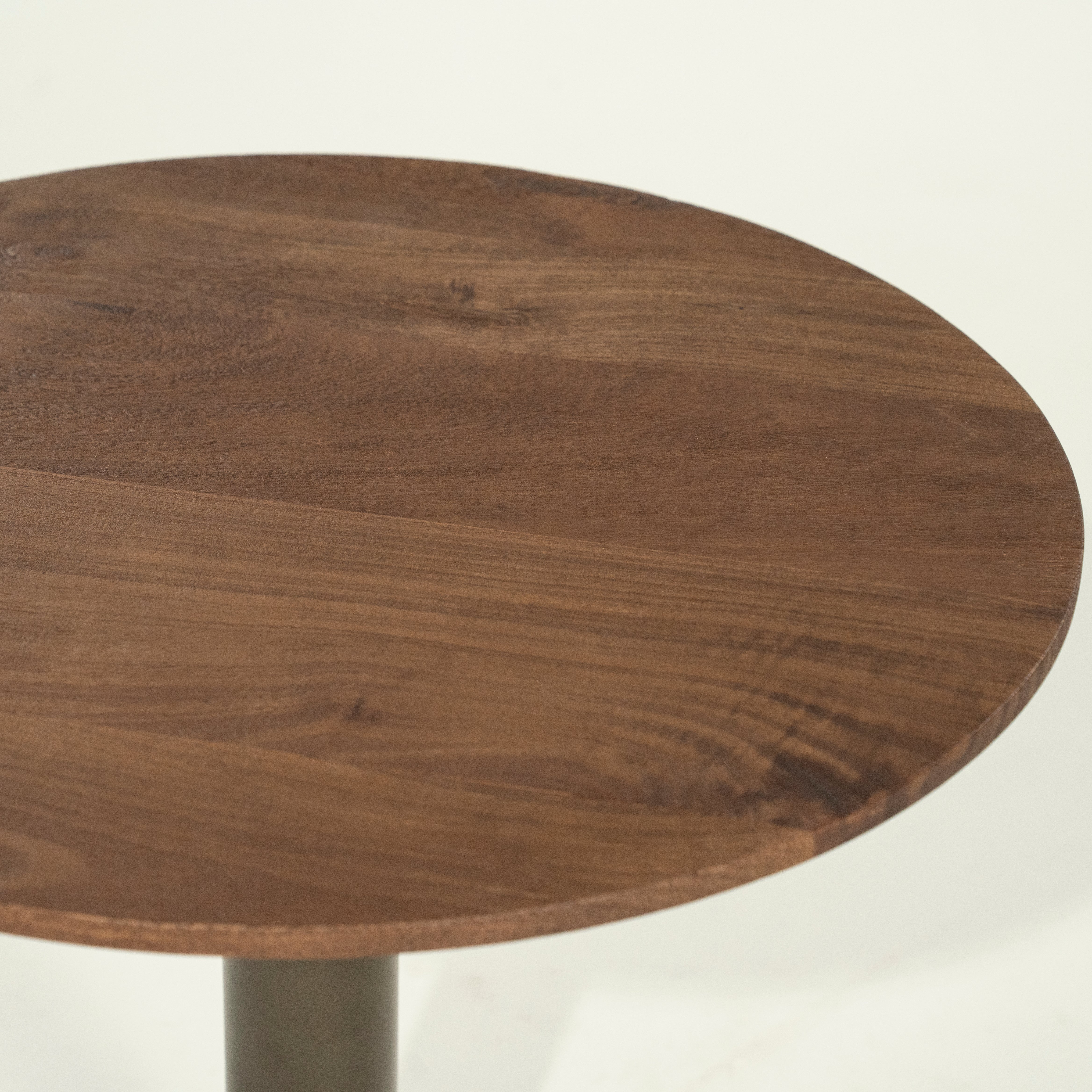 Beistelltisch ESILA aus Mangoholz mit Metallbasis