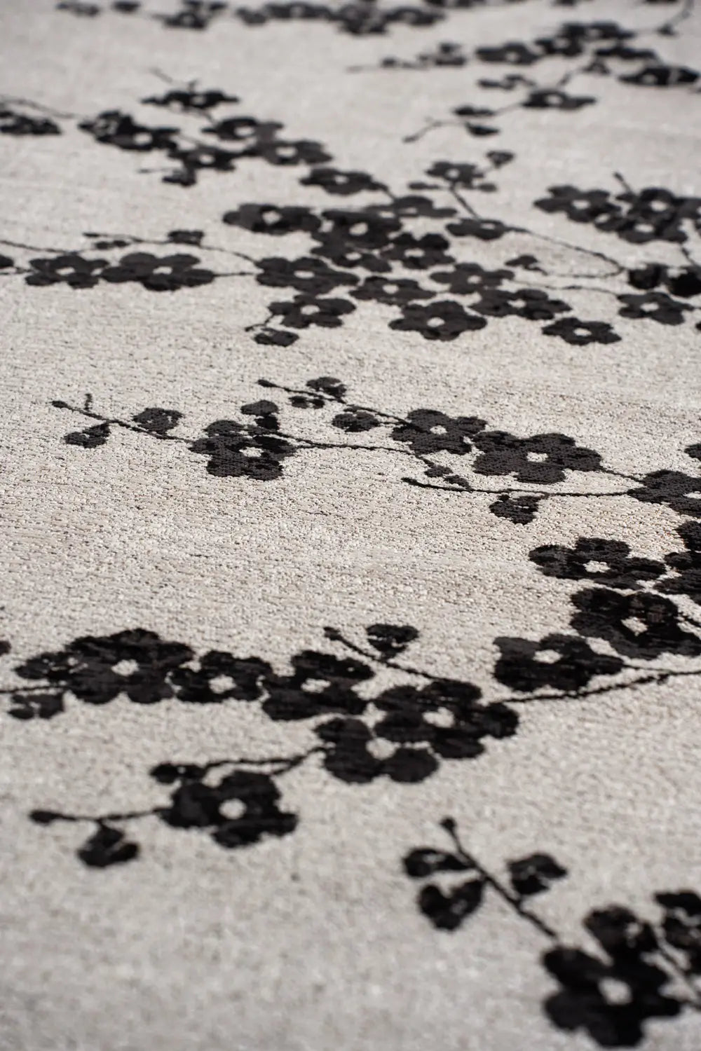 Ovaler Teppich SAKURA weiß mit schwarz