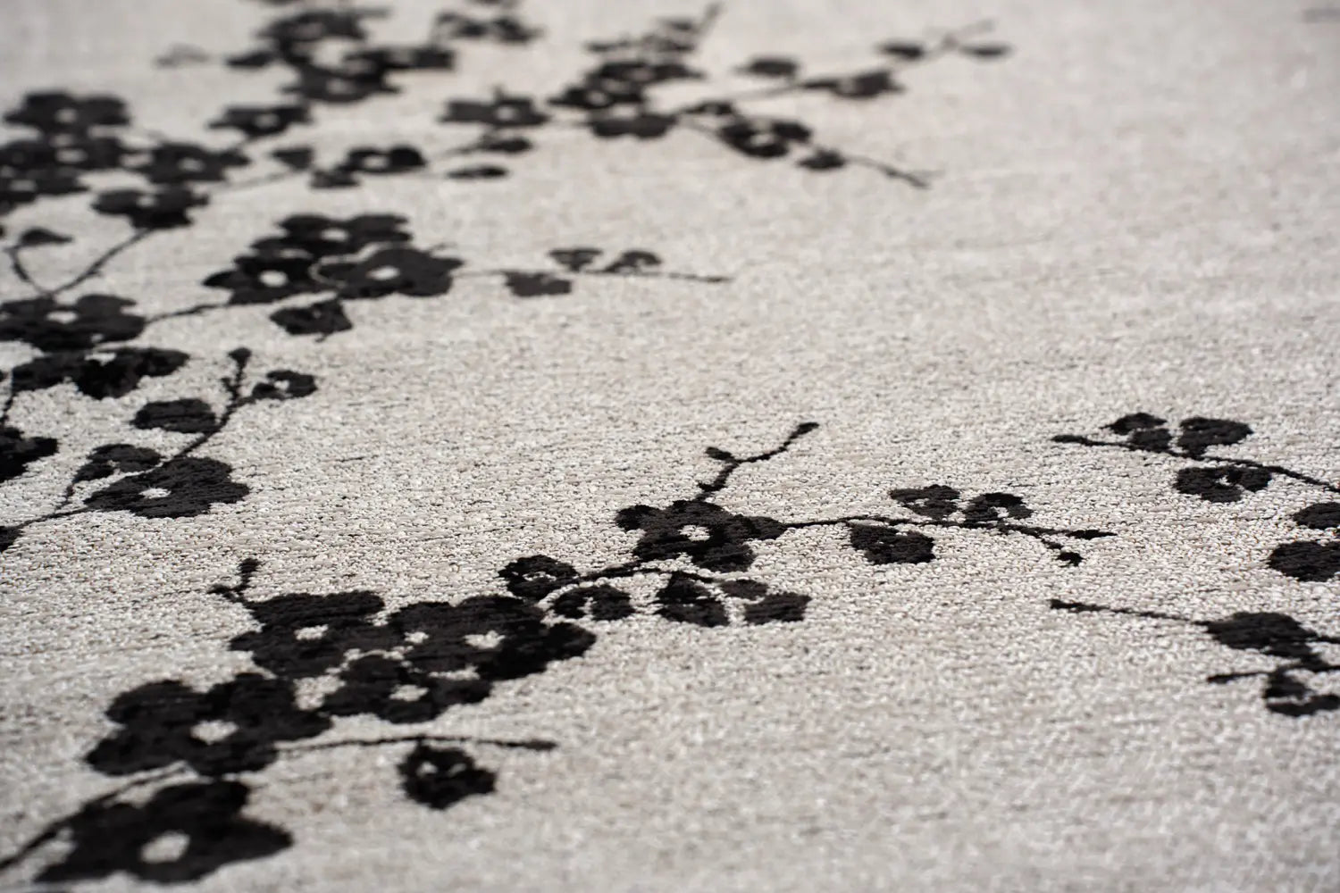 Ovaler Teppich SAKURA weiß mit schwarz
