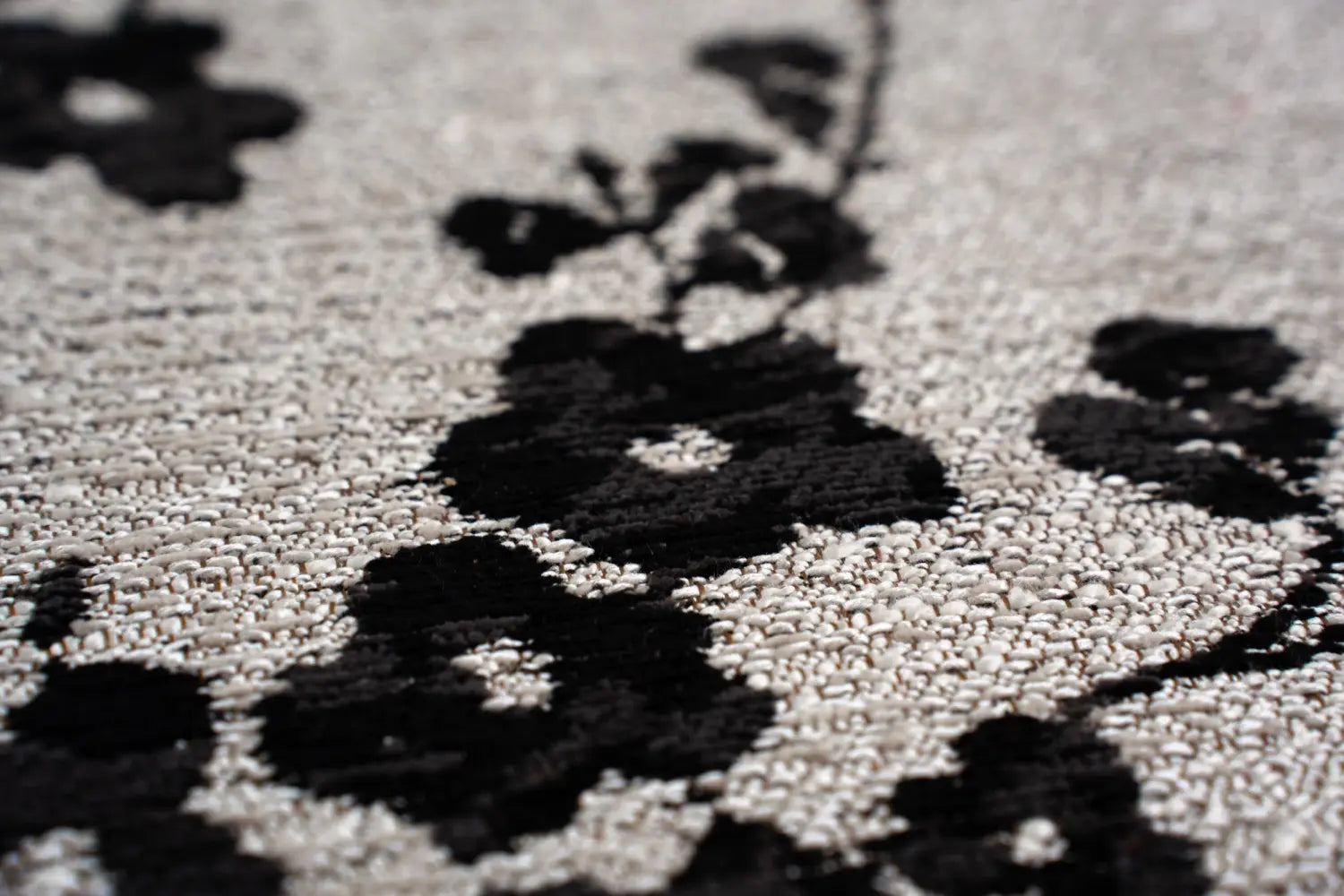 Ovaler Teppich SAKURA weiß mit schwarz