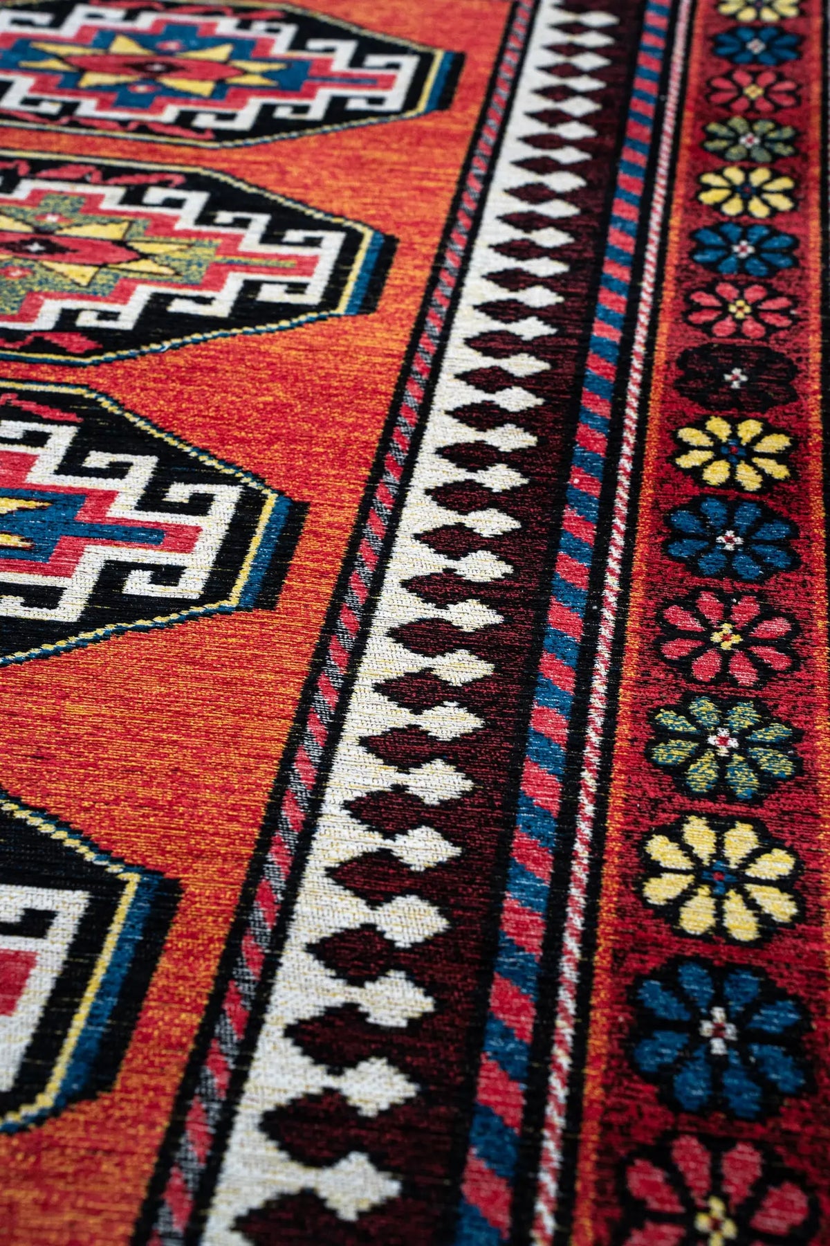 Dywan ANTALIA RED MIX czerwony do salonu – Louis de Poortere
