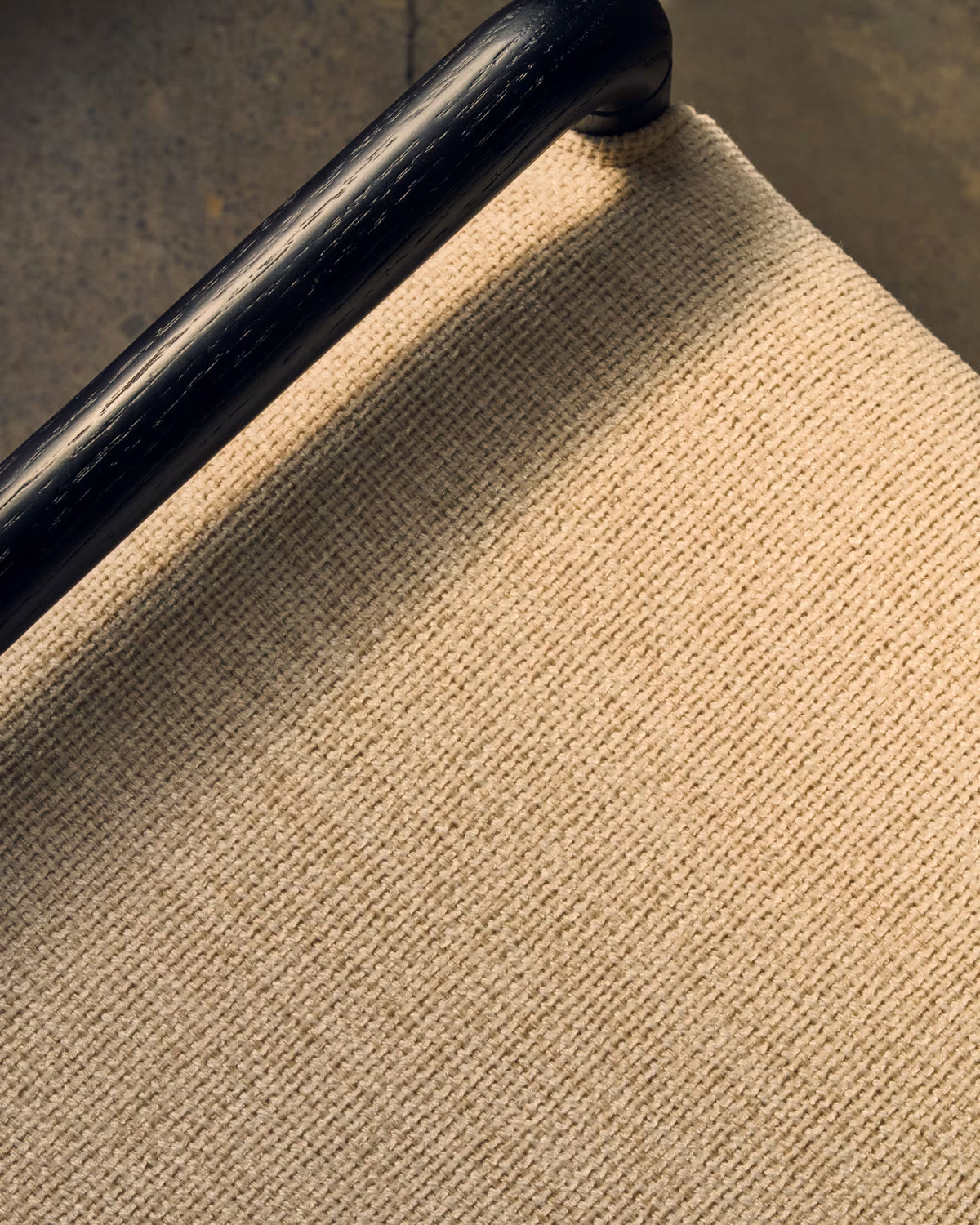 MACARET beige Chenille-Bank mit Untergestell aus schwarzer Eiche