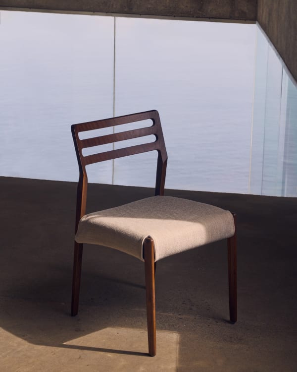 CUDIA Stuhl aus beigem Chenille mit Untergestell aus dunkler Eiche