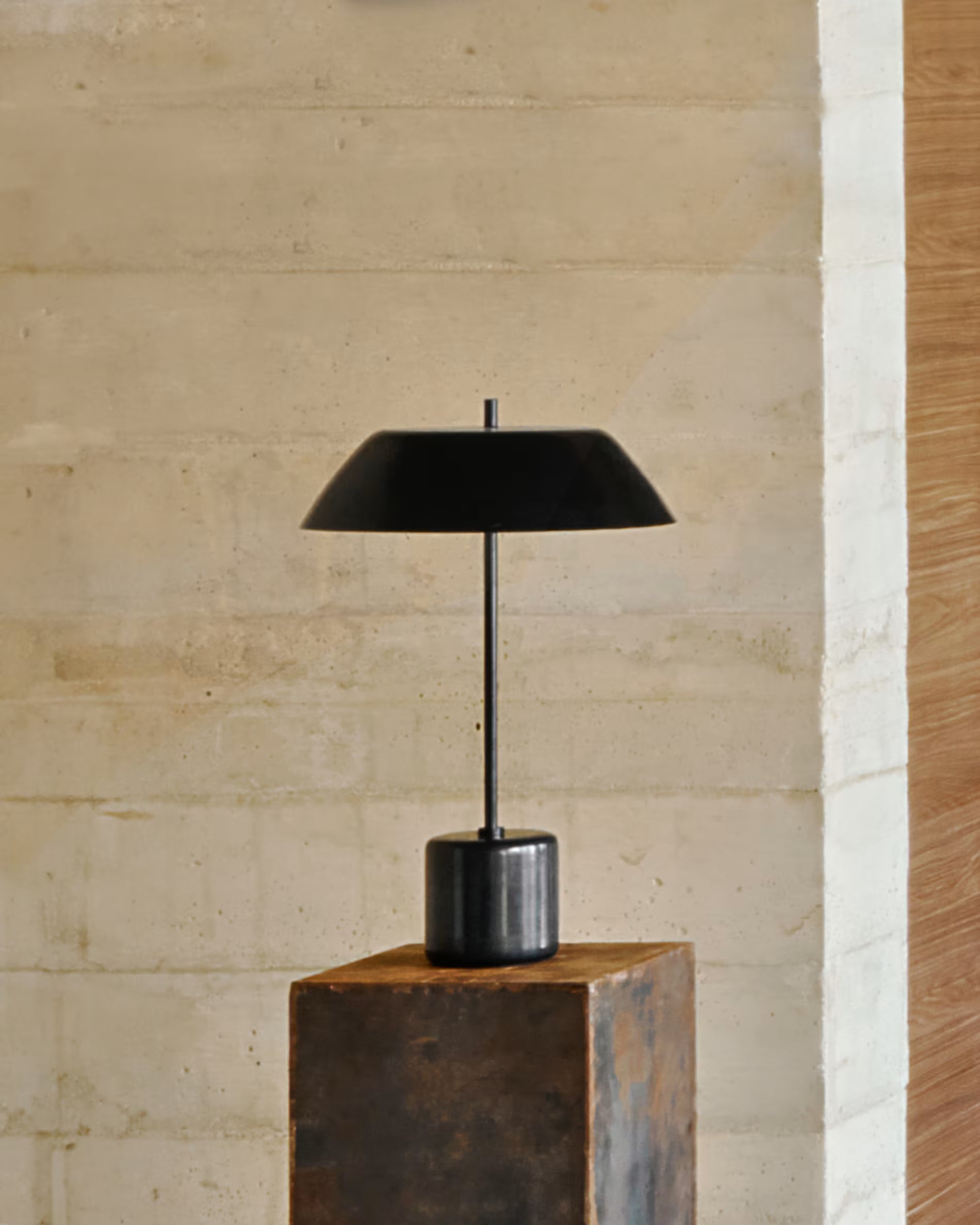 SAYRA black table lamp