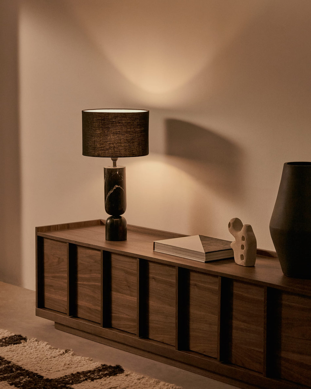 Lampa stołowa VEX czarny marmur z lnianym kloszem – ujęcie 2