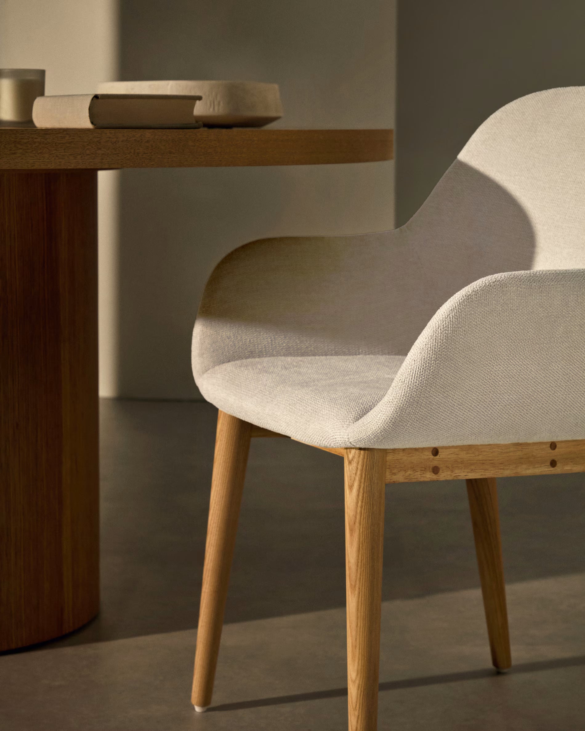 Stuhl KONNA in beigem Chenille mit einer Basis aus Esche.