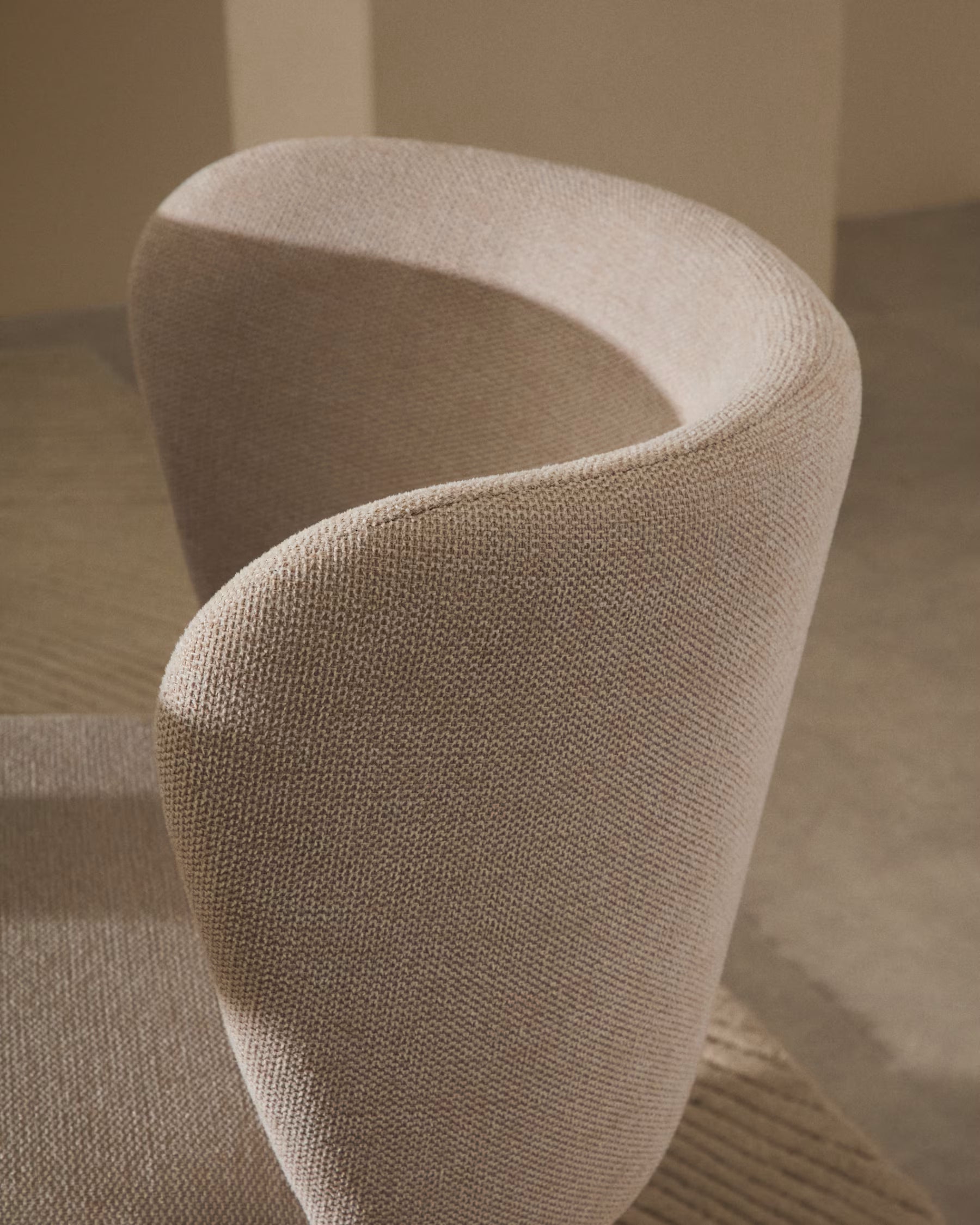 Stuhl im Ciselia Beige im siielilianischen Stoff mit einer beige Basis