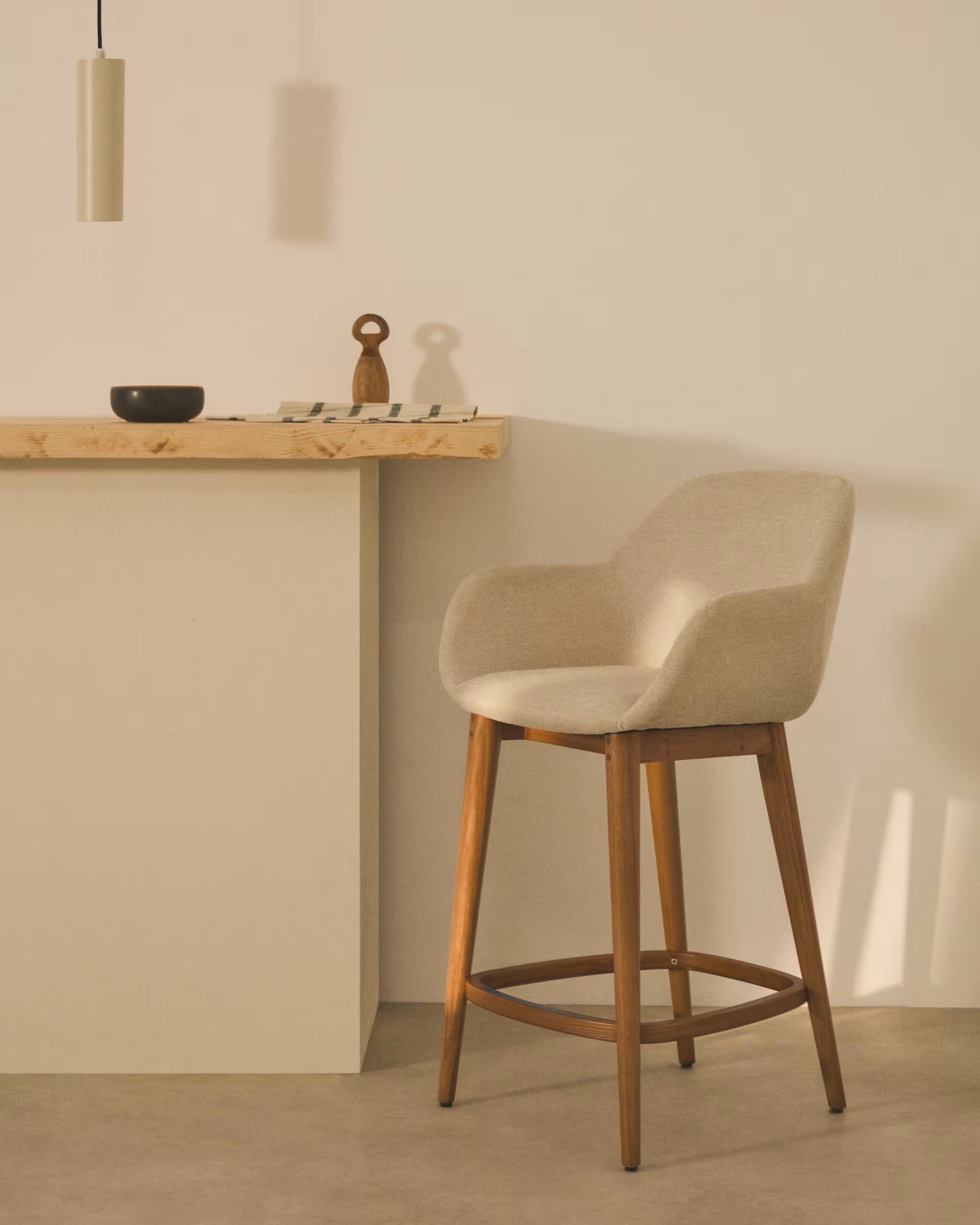 Horse riding chair beige with a dark wooden base
