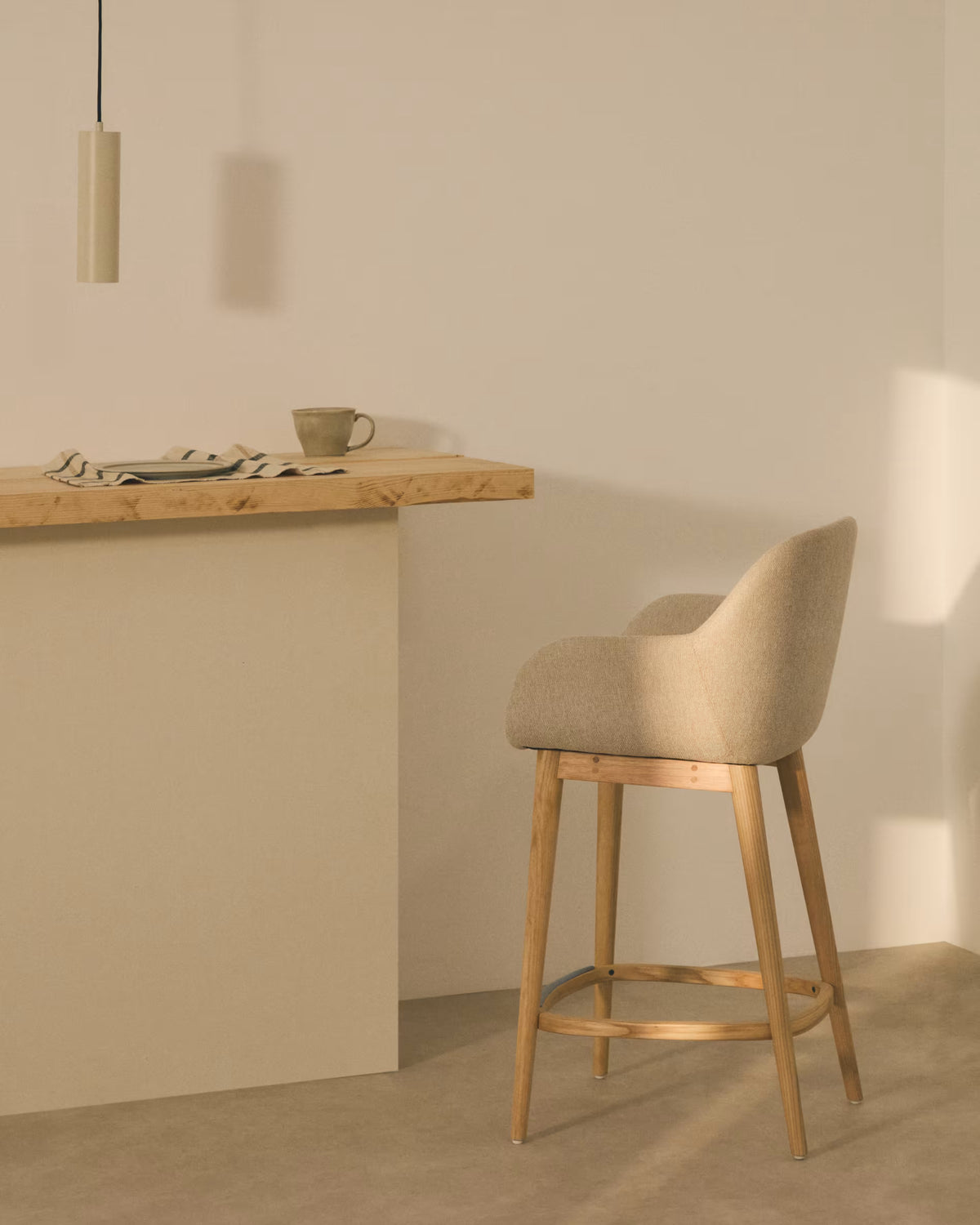 Beige Reitstuhl mit Aschenbasis