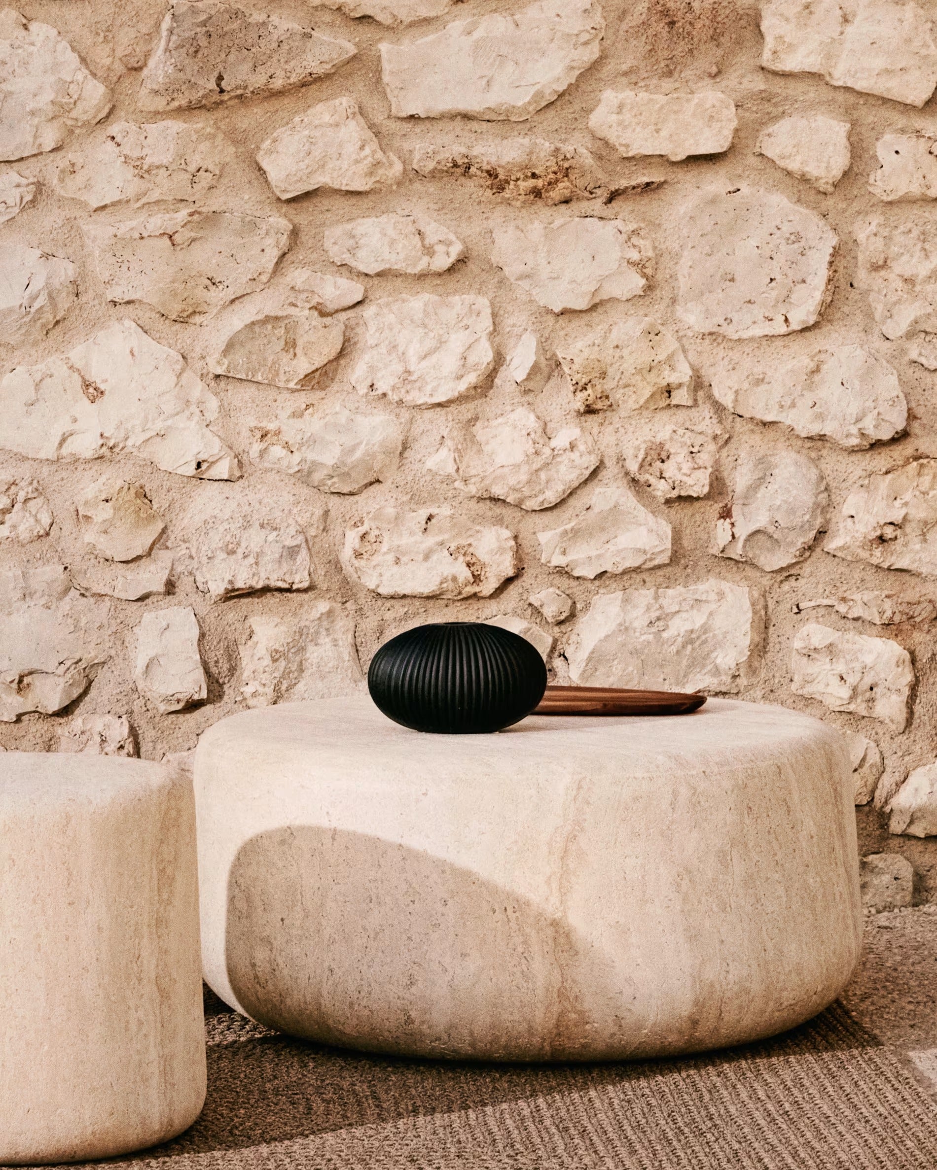 DRASI Garden Table in Cement with Travertine Imitation