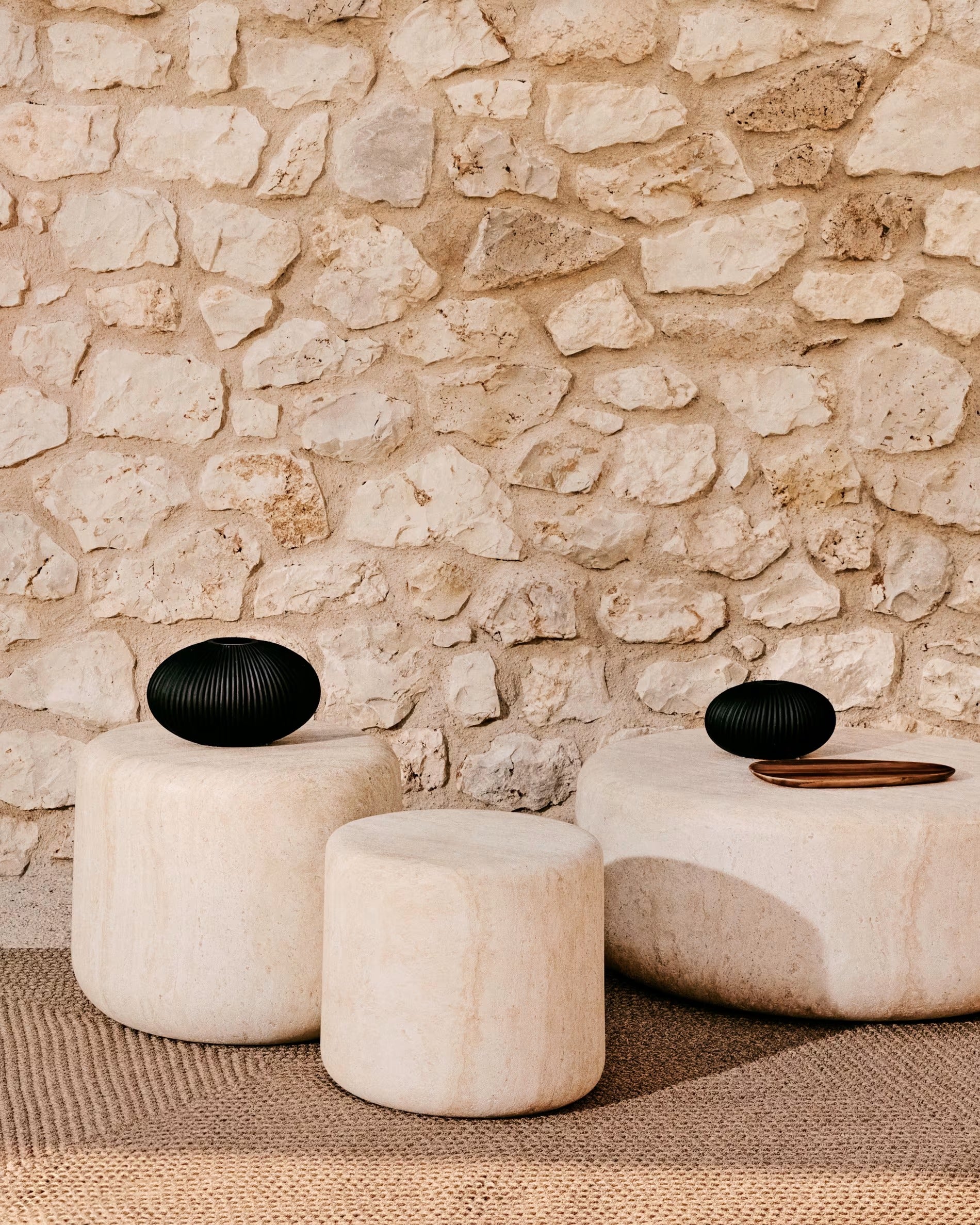 DRASI Garden Table in Cement with Travertine Imitation