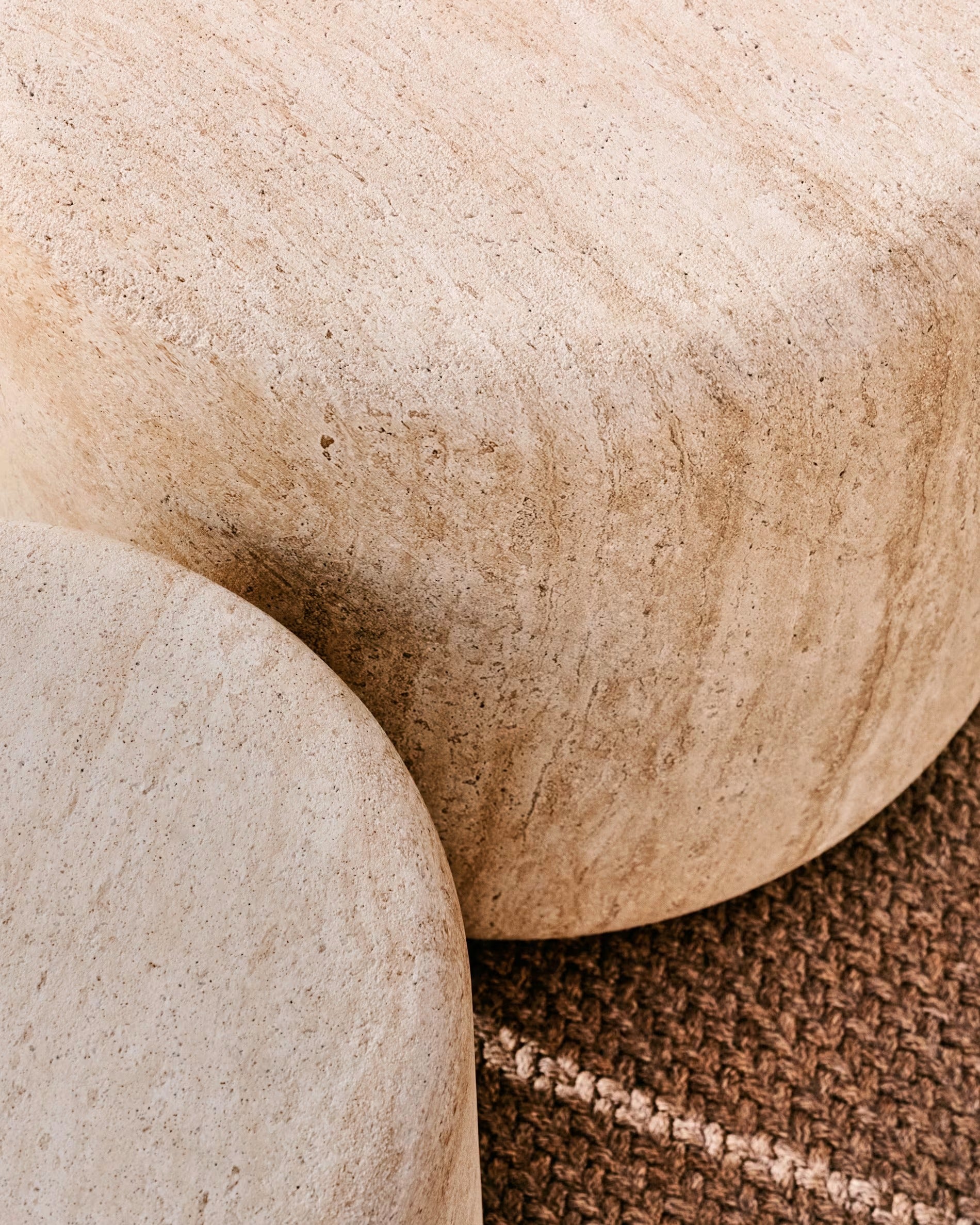 DRASI Garden Table in Cement with Travertine Imitation