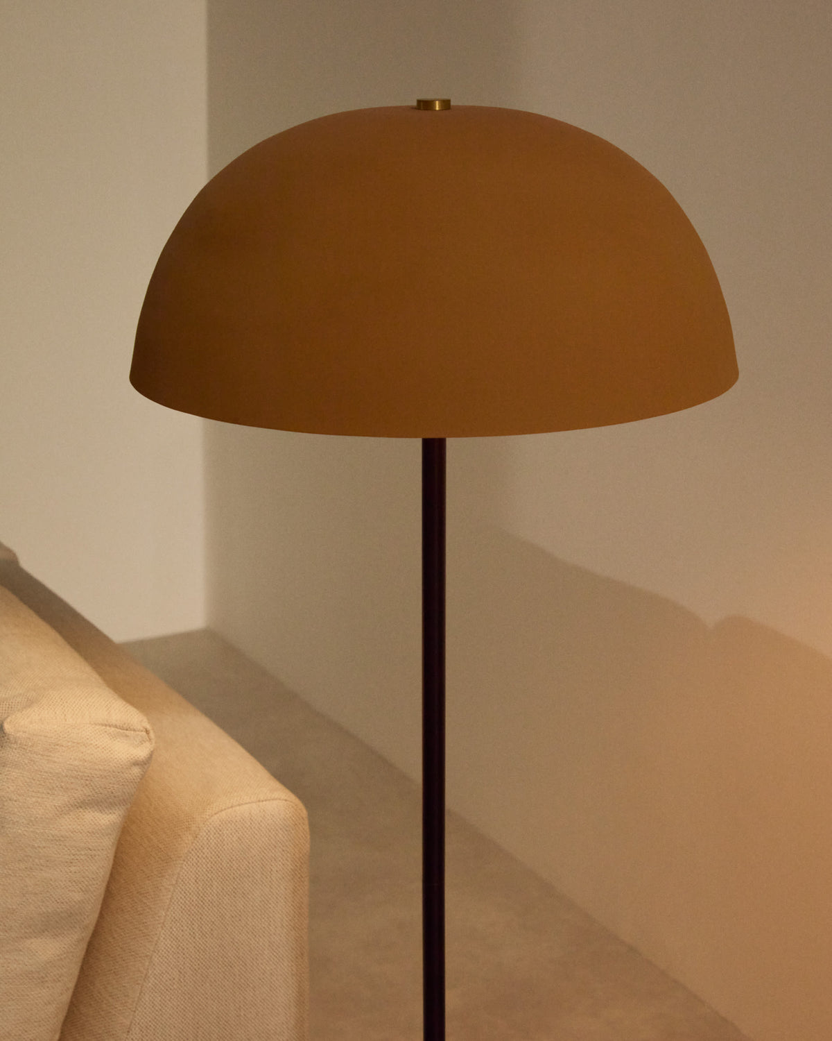 Lampa podłogowa NIBLA czarny metal z terakotowym abażurem – ujęcie 4