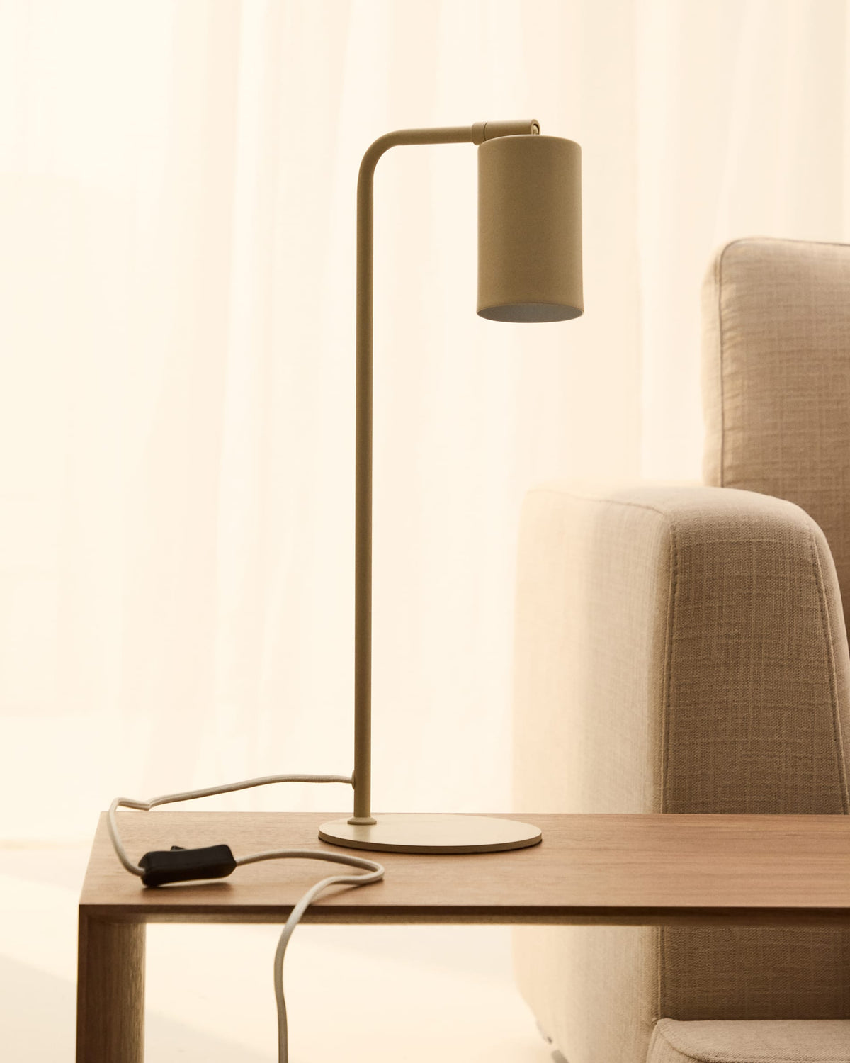 Lampa biurkowa MANIE beżowy teksturowany metal – ujęcie 2