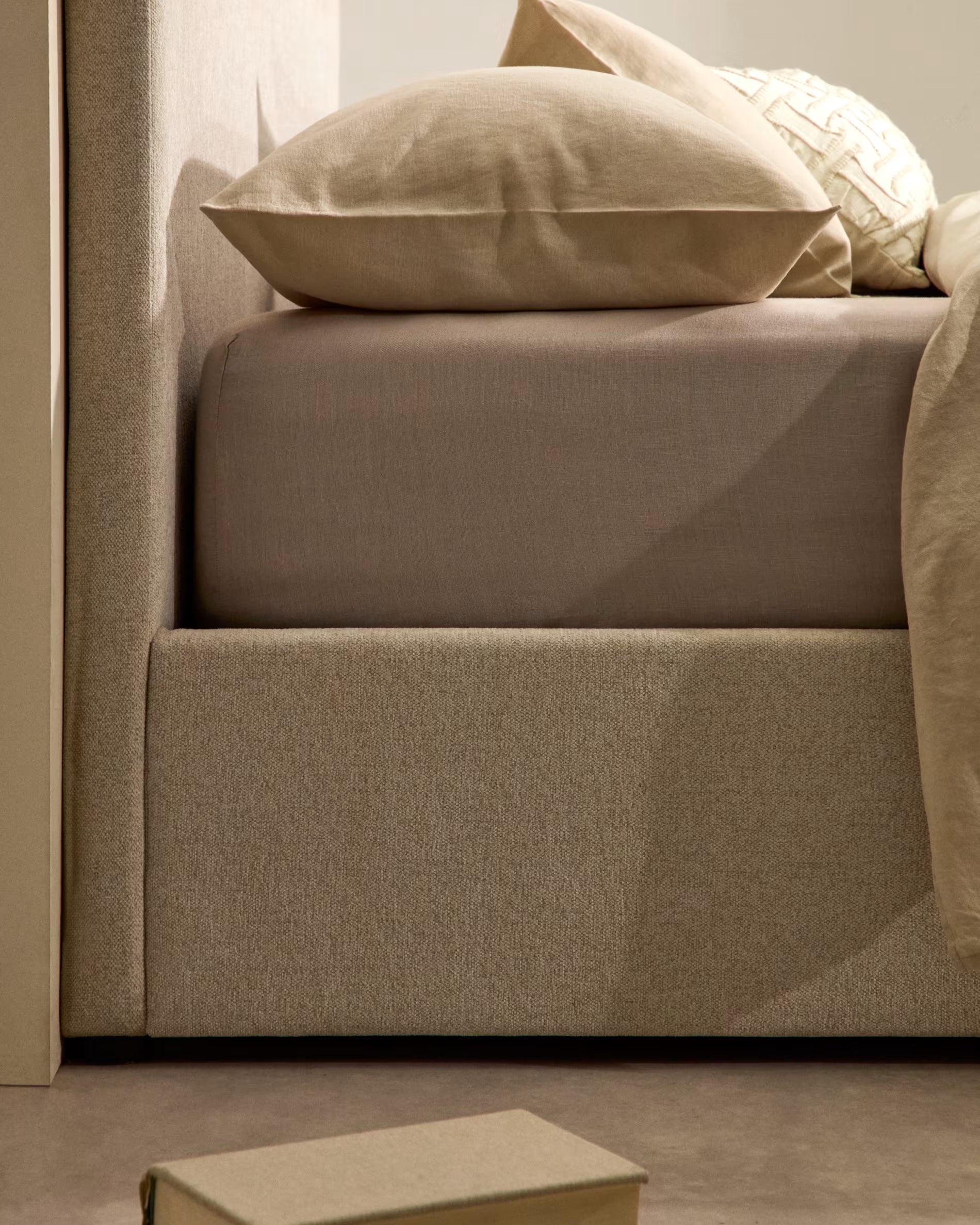 Bett mit Stauraum NAHIRI beige