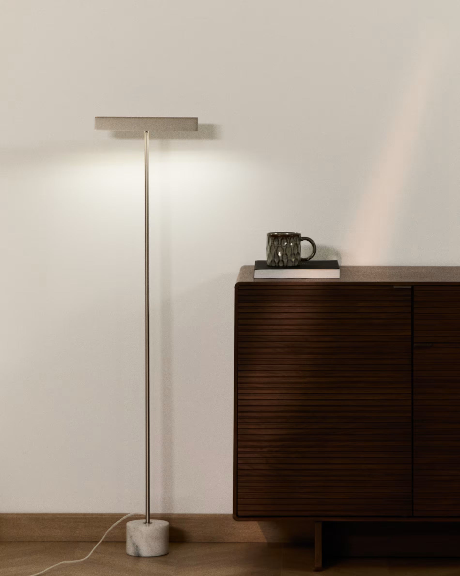 Lampa stojąca LYNOR srebrny z białą marmurową podstawą – Kave Home