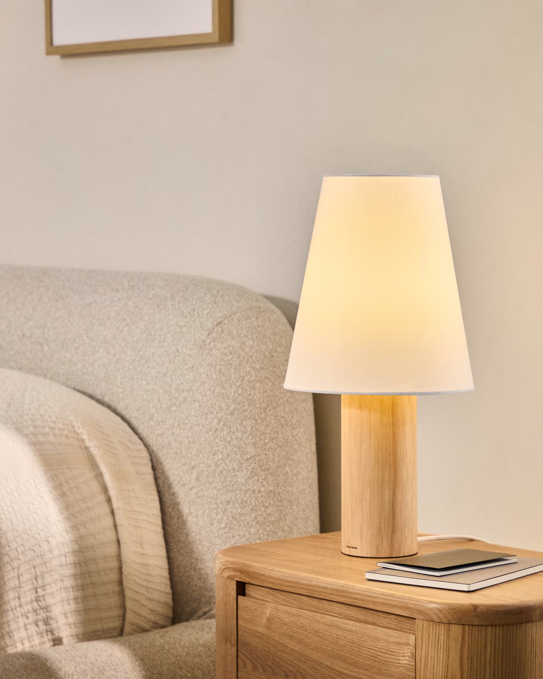 Tischlampe MARGA aus Gummibaum mit weißem Schirm