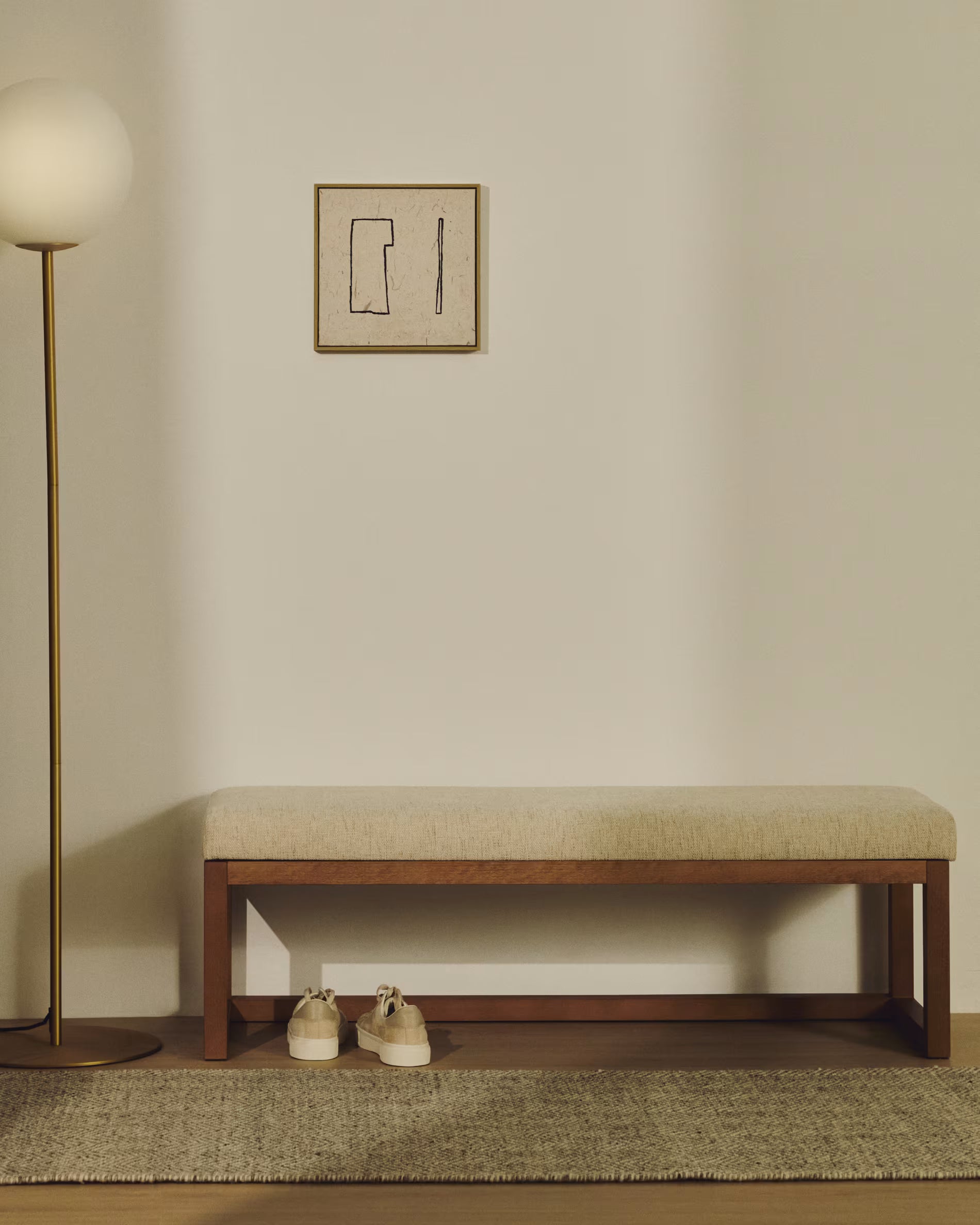 Bank LOYA beige Chenille mit dunkelbraunem Buchenrahmen