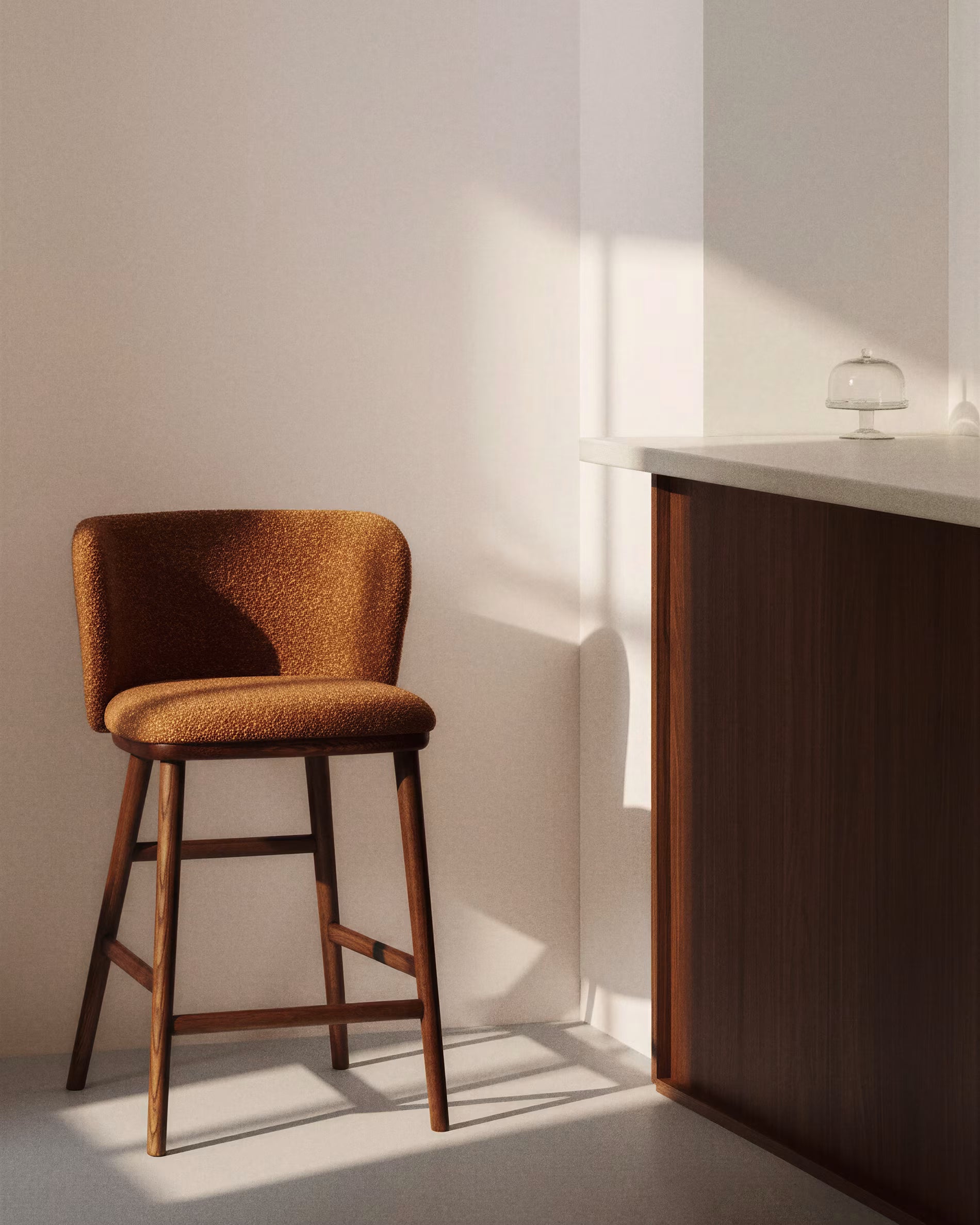 Barhocker CISELIA ziegelroter Chenille mit dunklem Eschenfuß