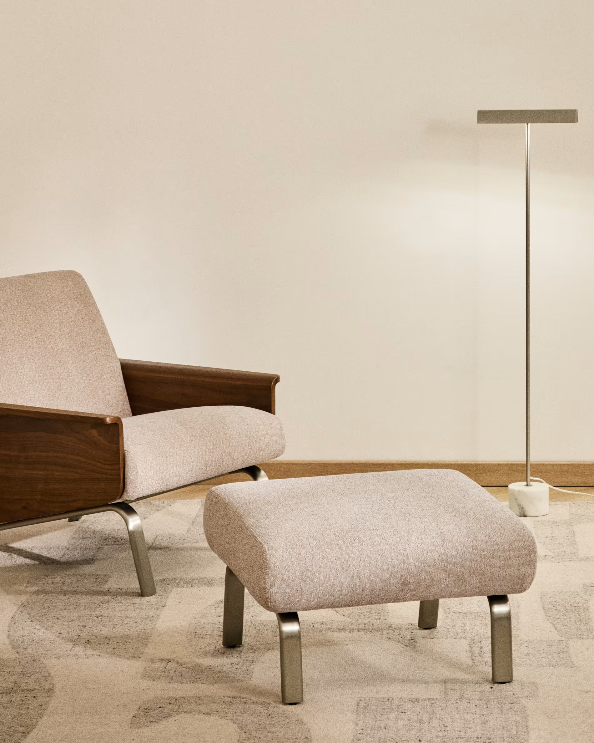 Podnóżek AMSEN hellbraun mit Stahlbasis