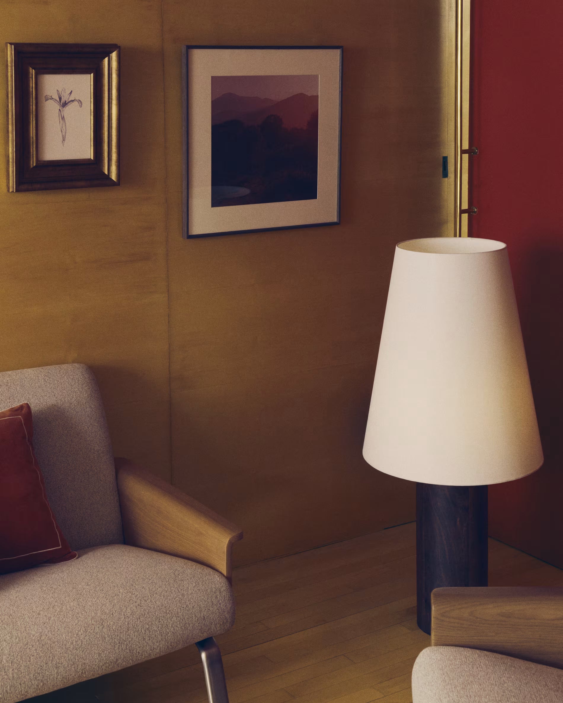 Stehlampe MARGA dunkles Gummiholz mit weißem Schirm