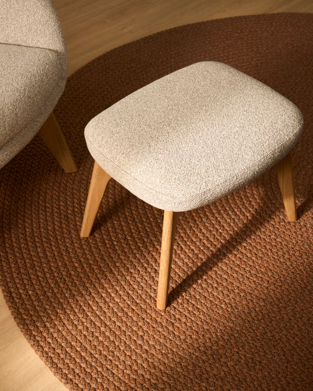 Hocker ADIRAN in jansobez (beige) Chenille mit dunkler Eichenbasis