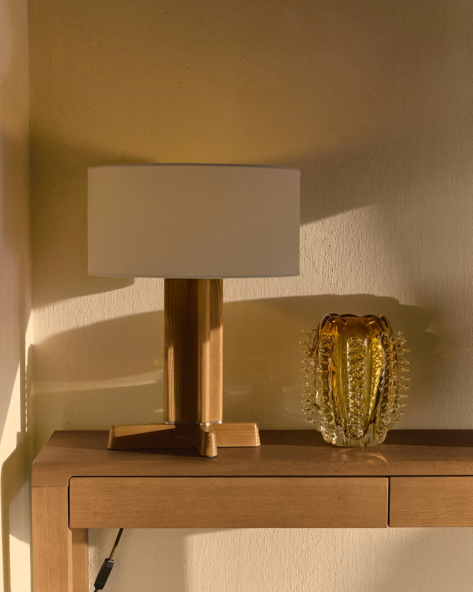 Lampa stołowa NIANI szary z drewnianą podstawą – styl nowoczesny