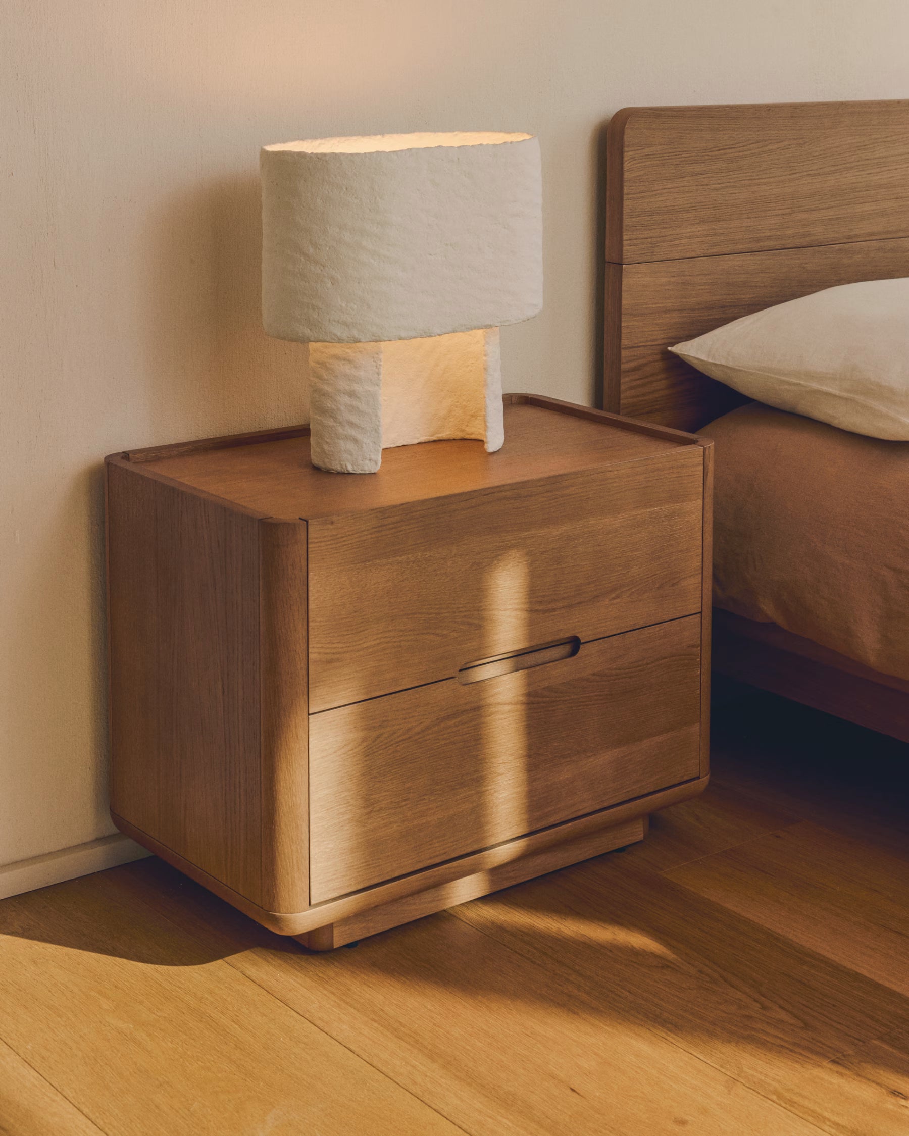 Stolik nocny ARELIDA fornir dębowy – Kave Home