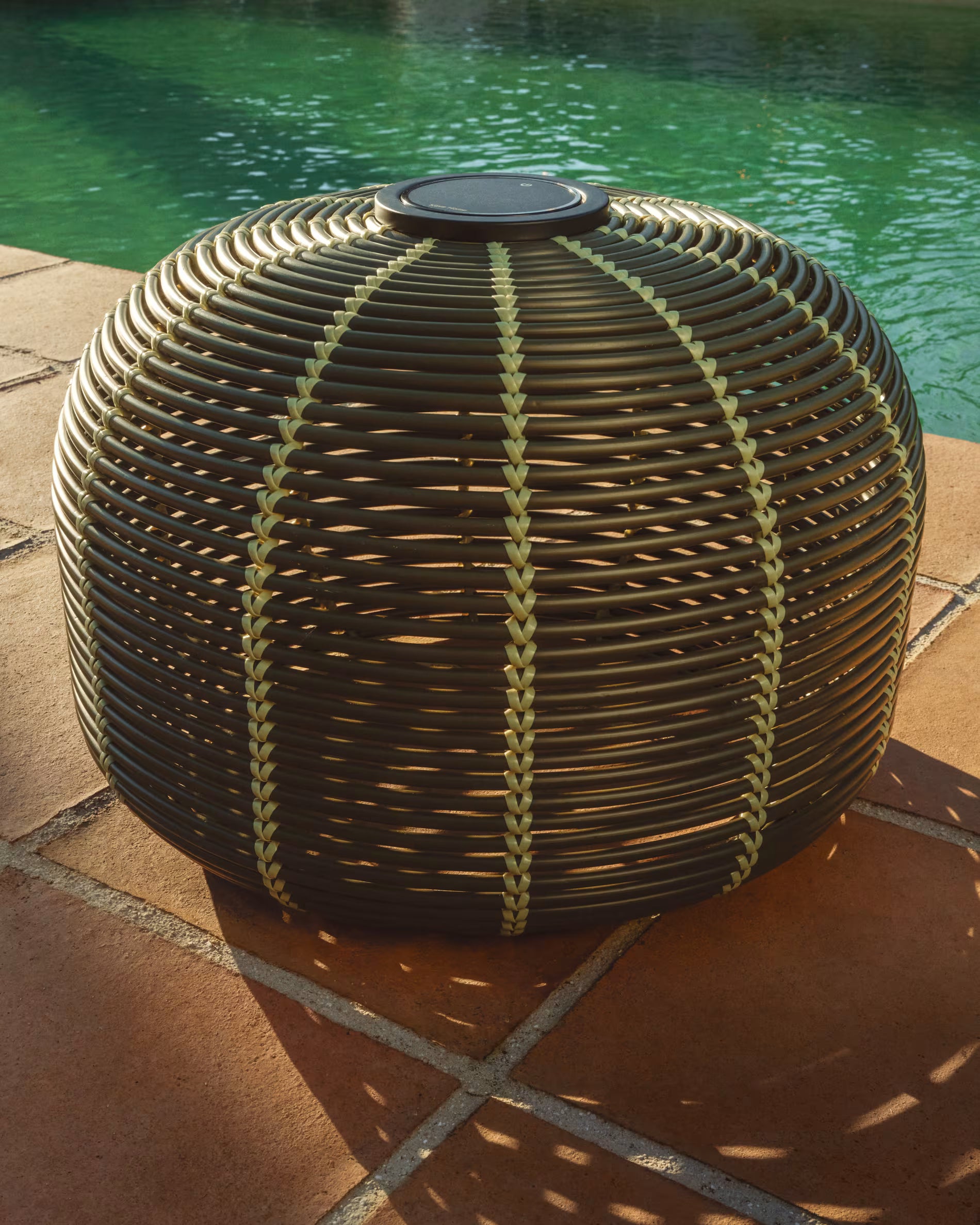 Lampa ogrodowa solarna GAROINA zielony syntetyczny rattan – Kave Home