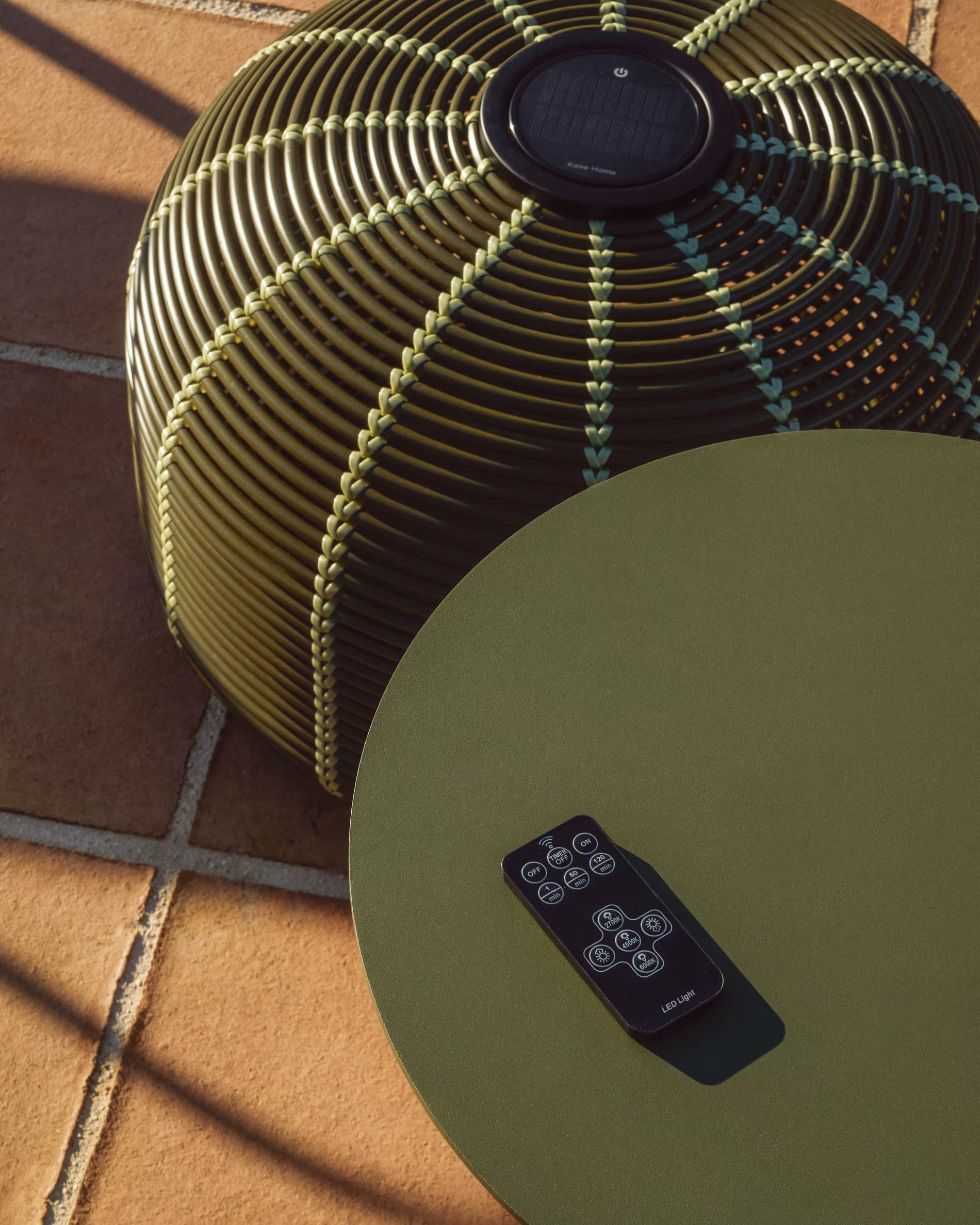 Lampa ogrodowa solarna GAROINA zielony syntetyczny rattan – Kave Home