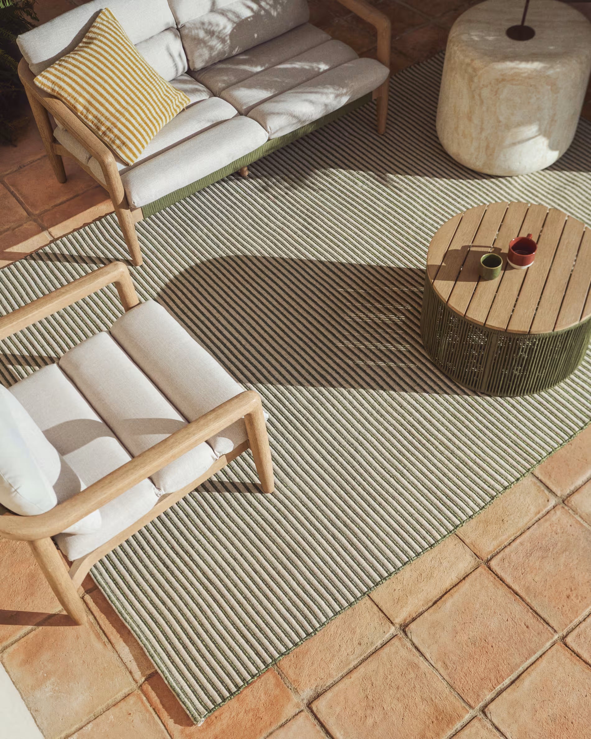 Dywan zewnętrzny ARDELIA zielony z beżowym – Kave Home