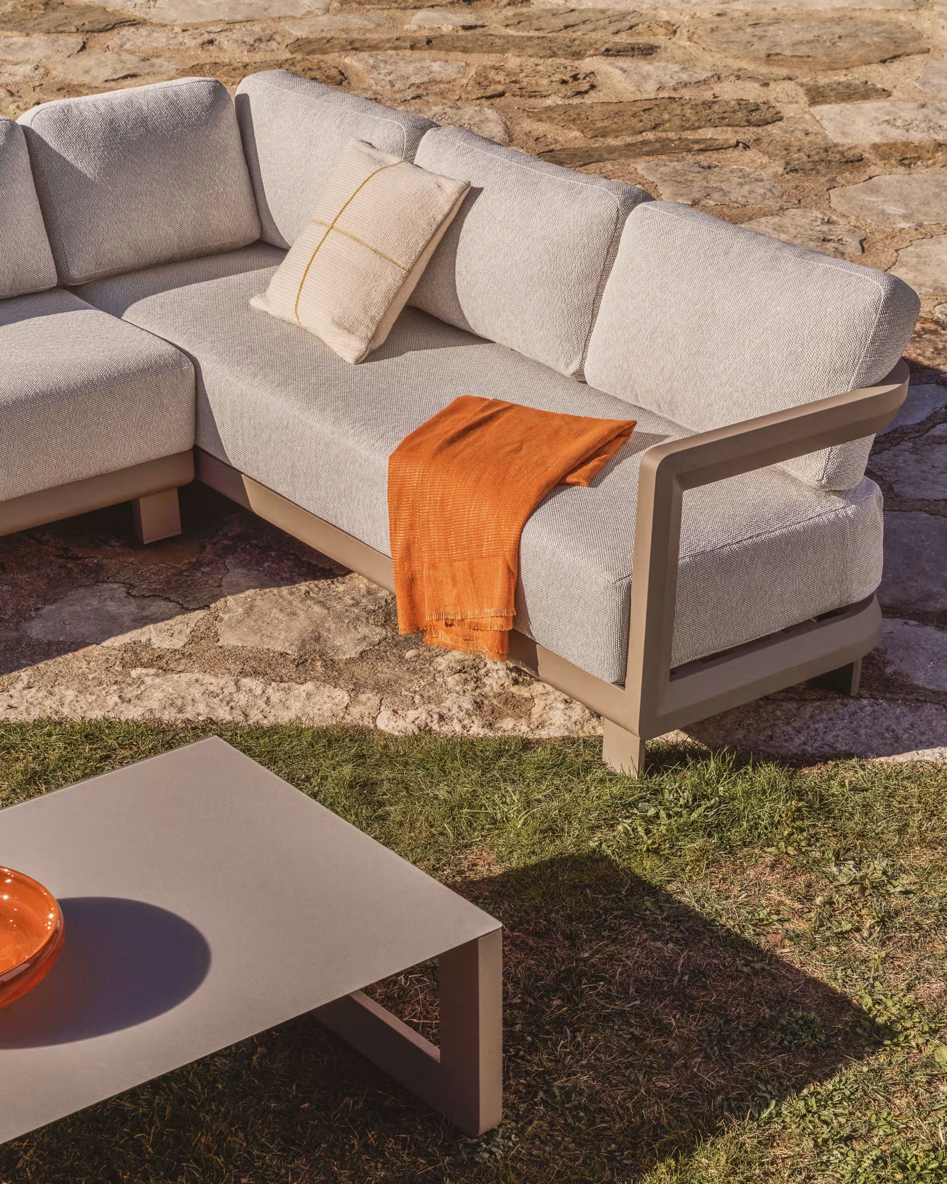 Gartenbank 3-sitzig NERANO hellbeige mit graubeigem Gestell