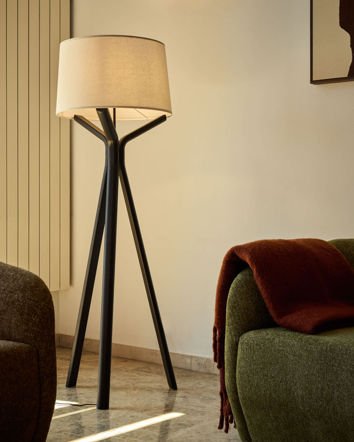 Lampa podłogowa UBIRA czarne drewno z lnianym abażurem – ujęcie 2