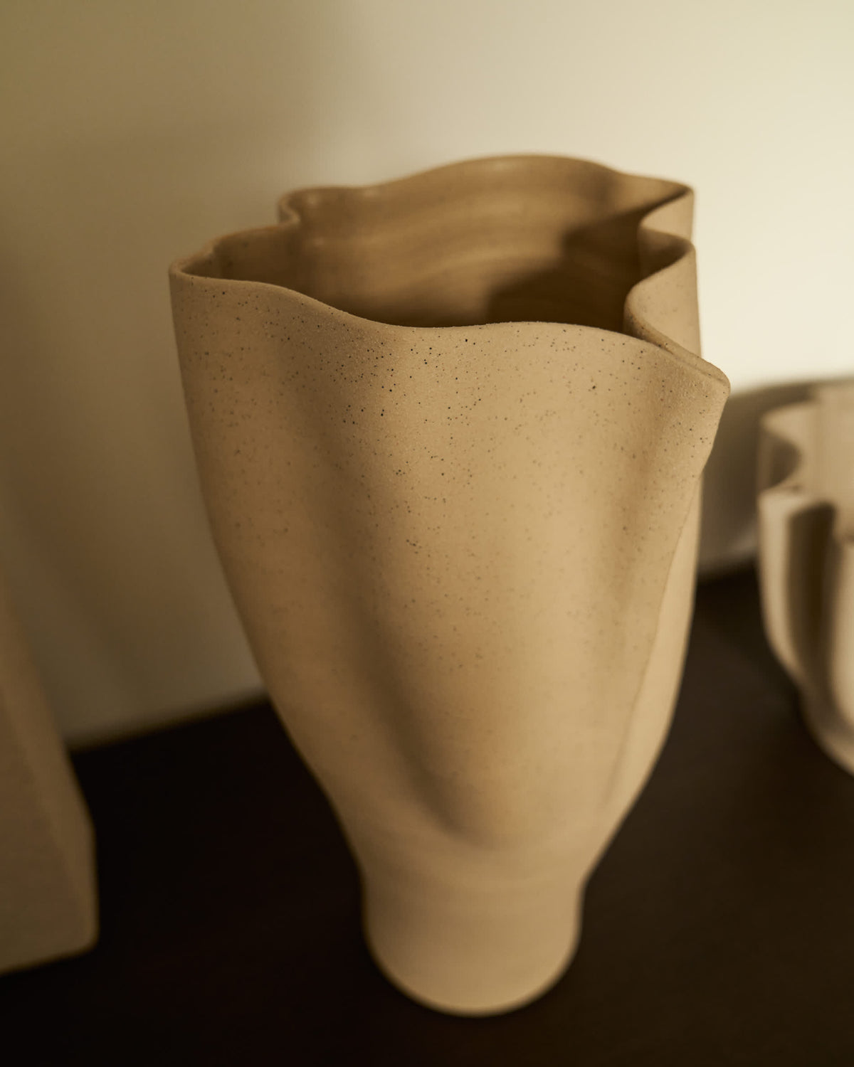 Wazon NILEA beżowy ceramiczny – ujęcie 2