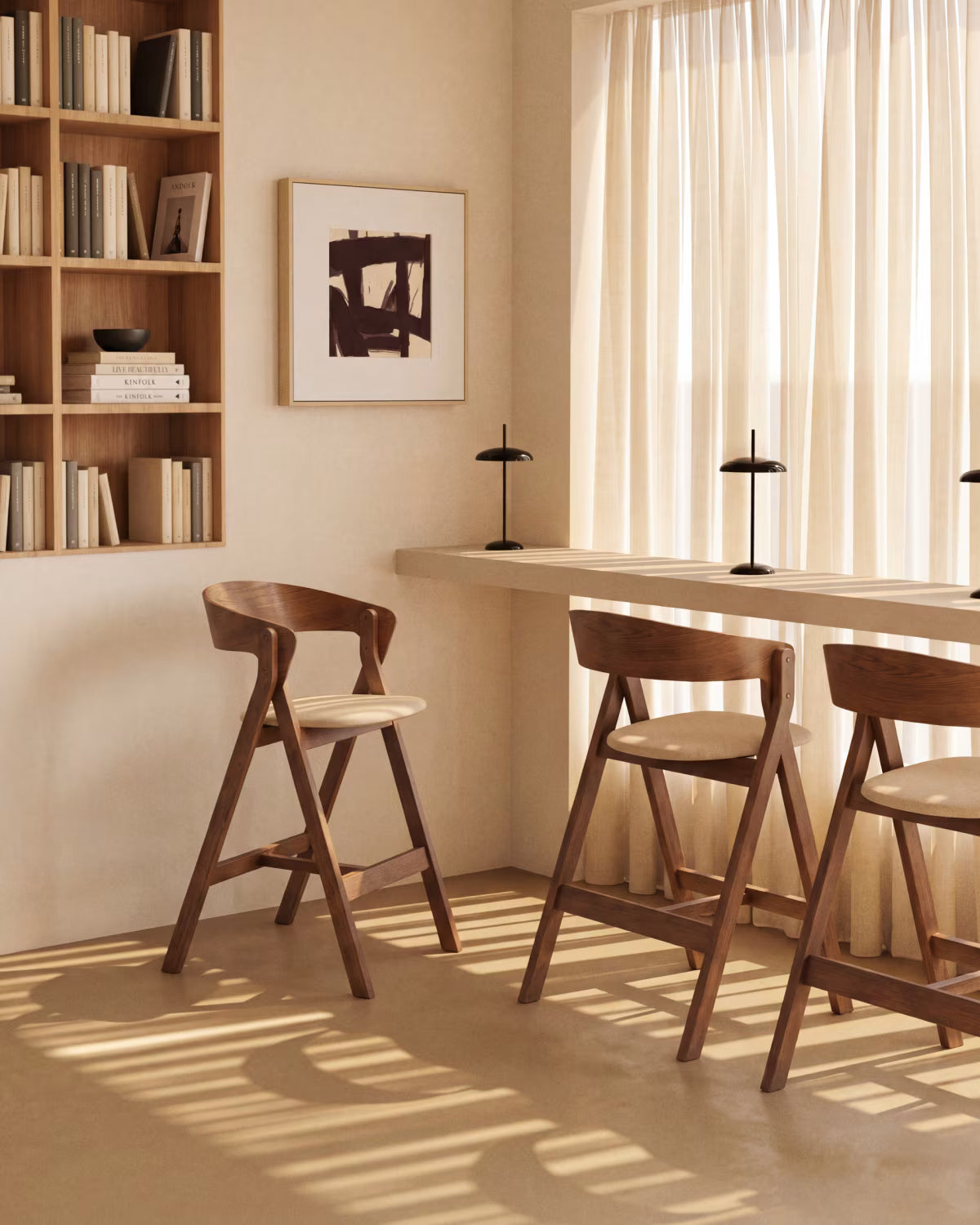 Barhocker GODIA in beigem Chenille mit dunkler furnierter Eichenbasis
