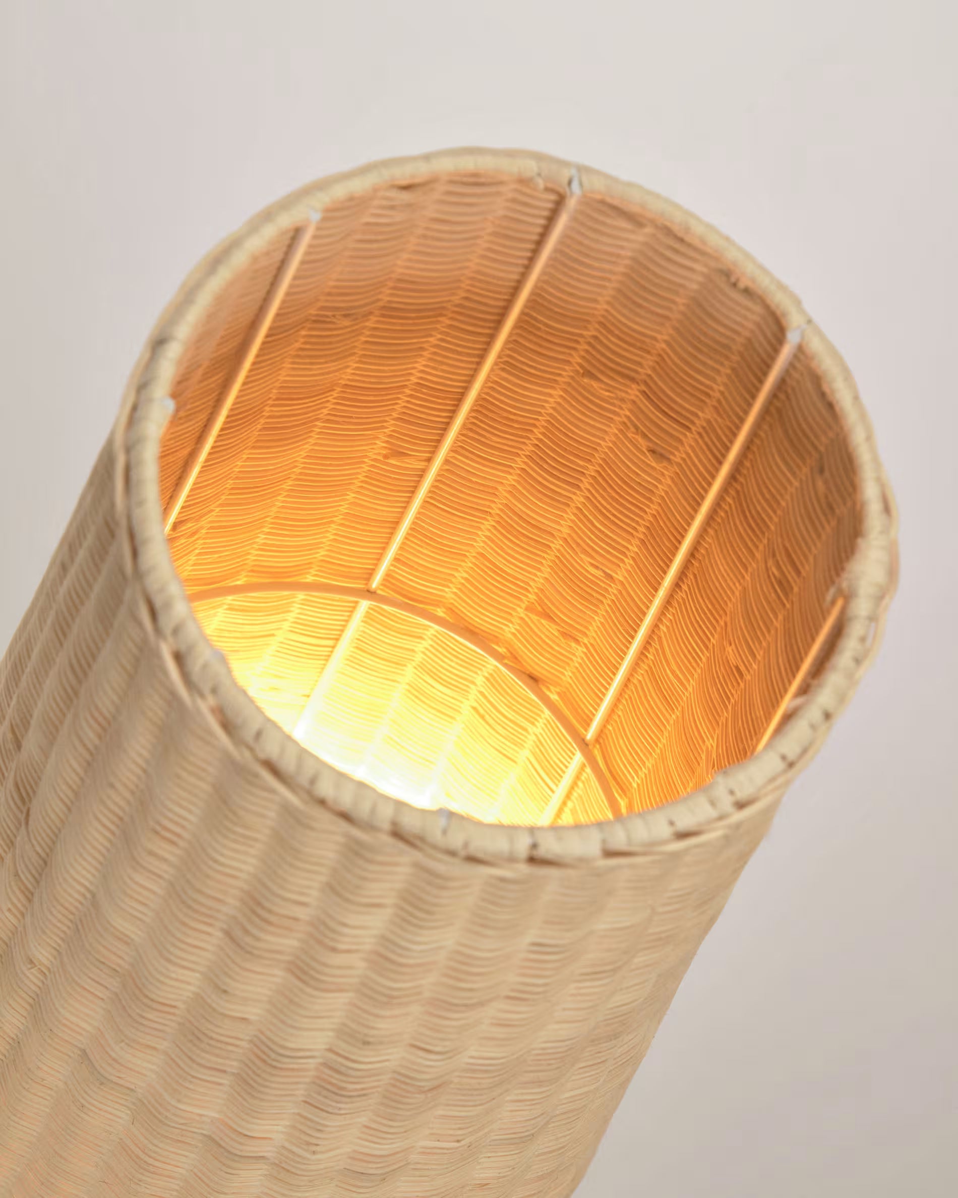 Stehlampe KAMARIA aus Rattan