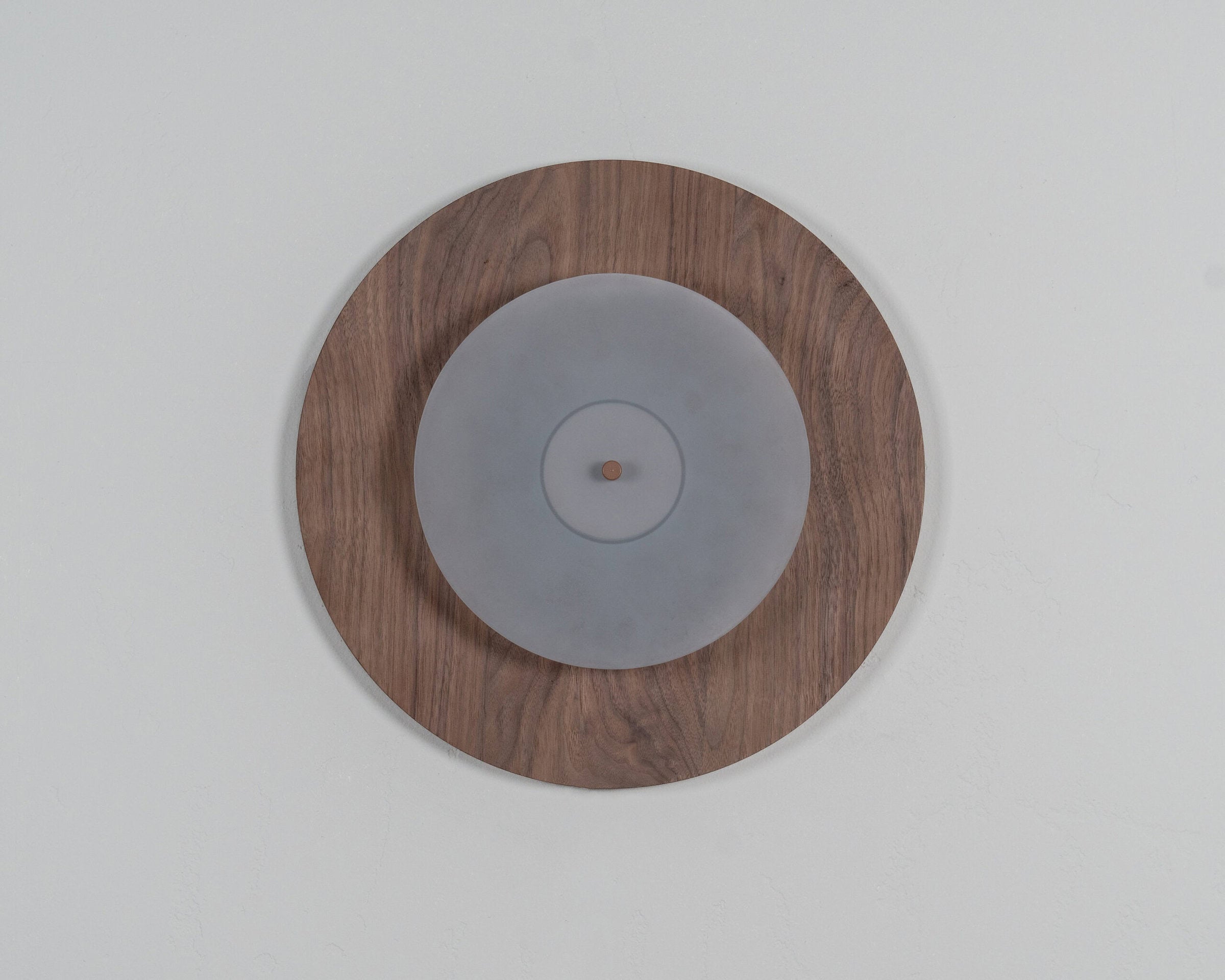 AEROPLAN WOOD Wandleuchte aus massivem Nussbaumholz