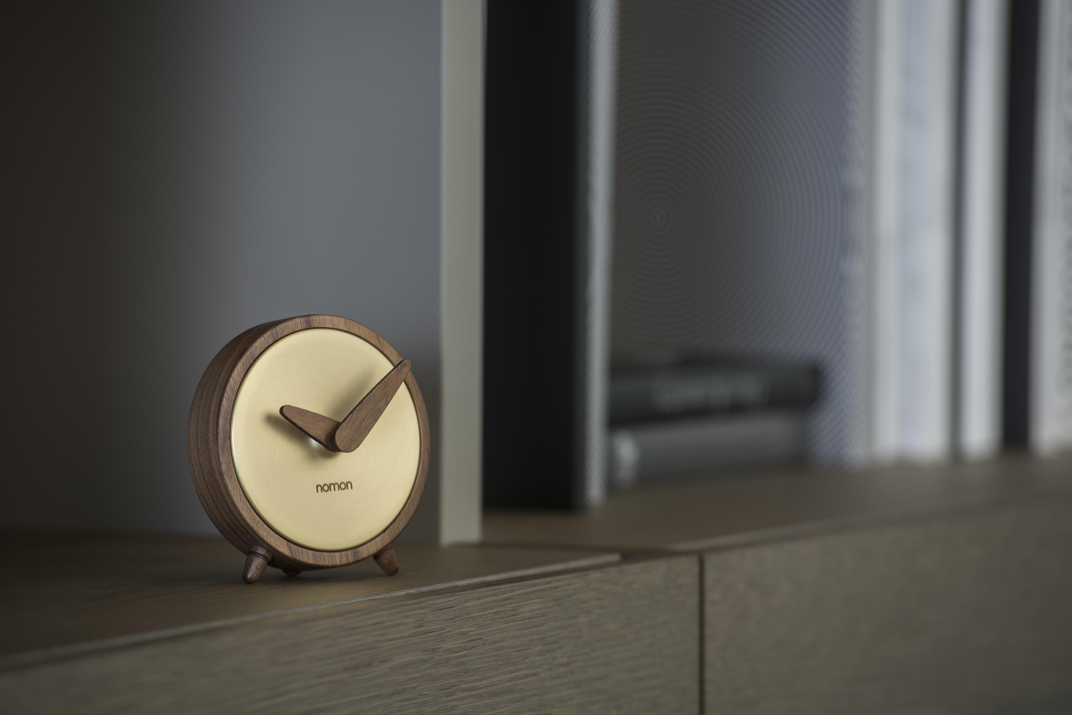 ATOMO walnut wood table clock with brass finish