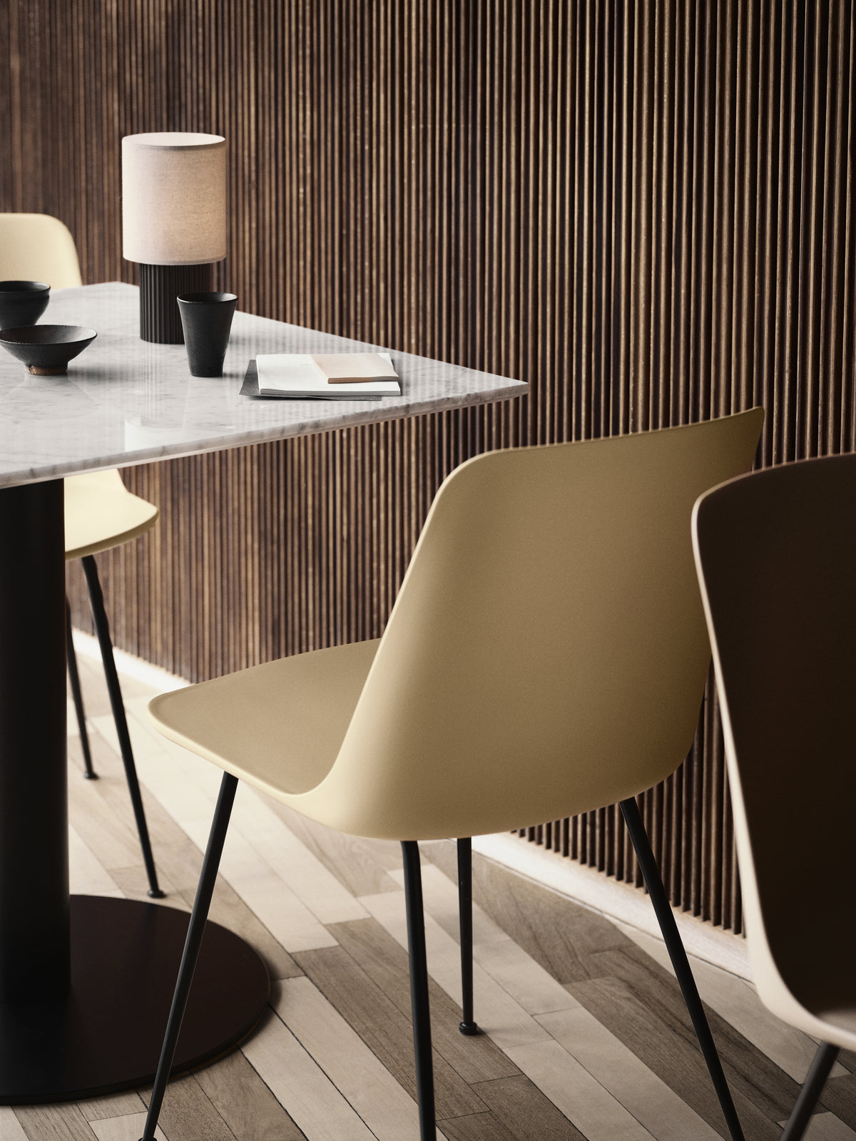 Tragbare Lampe MANHATTAN mit einem Stoffschirm und braunem Fuß