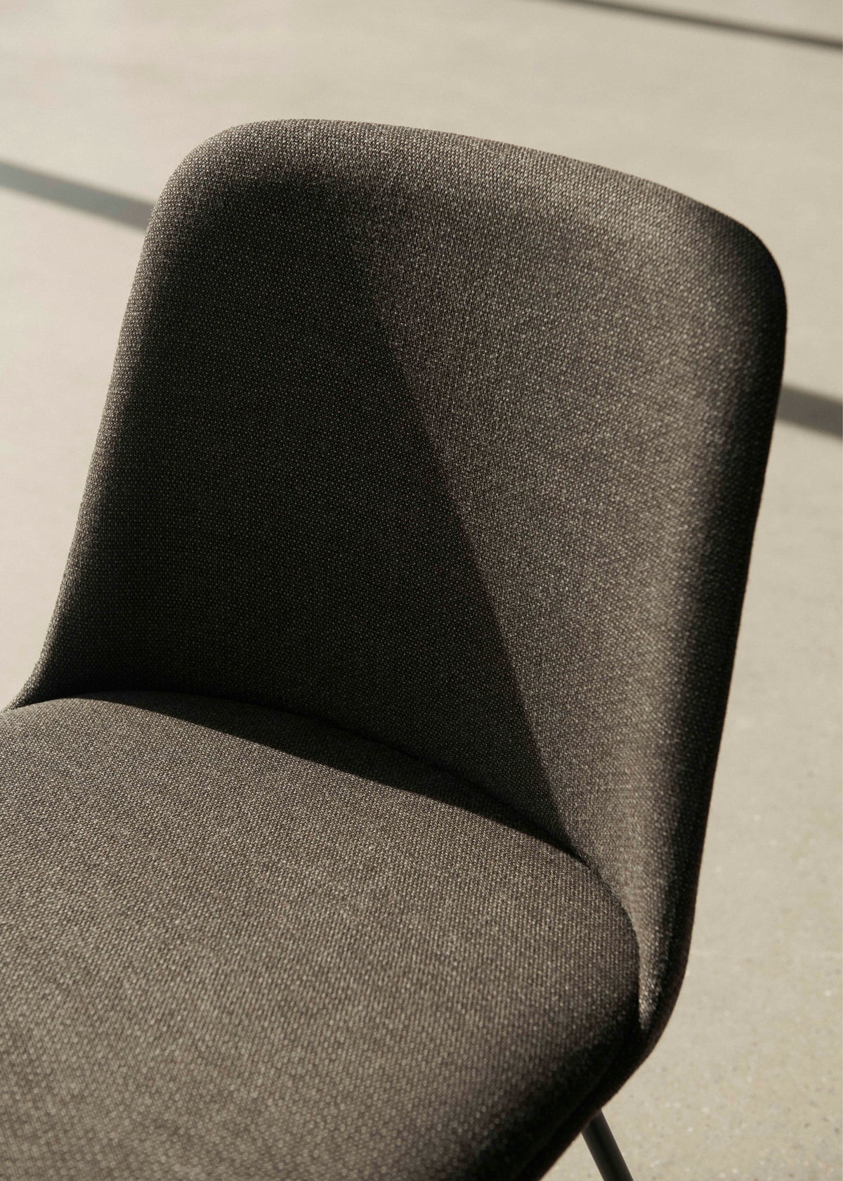 Polsterstuhl RELY HW9 mit braunem Gestell