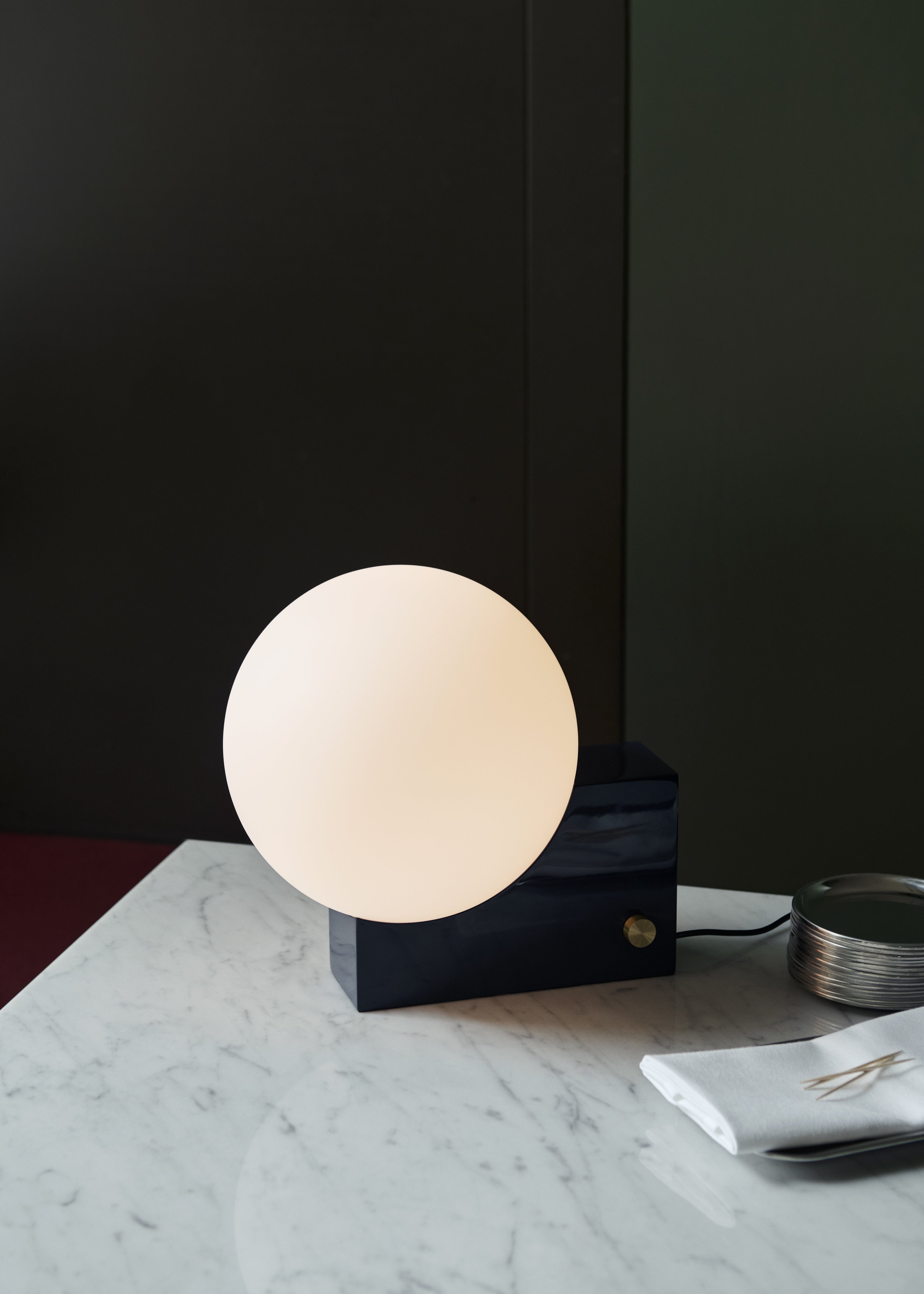Tischlampe JOURNEY SH1 mit milchigem Schirm und dunkelblauem Fuß.