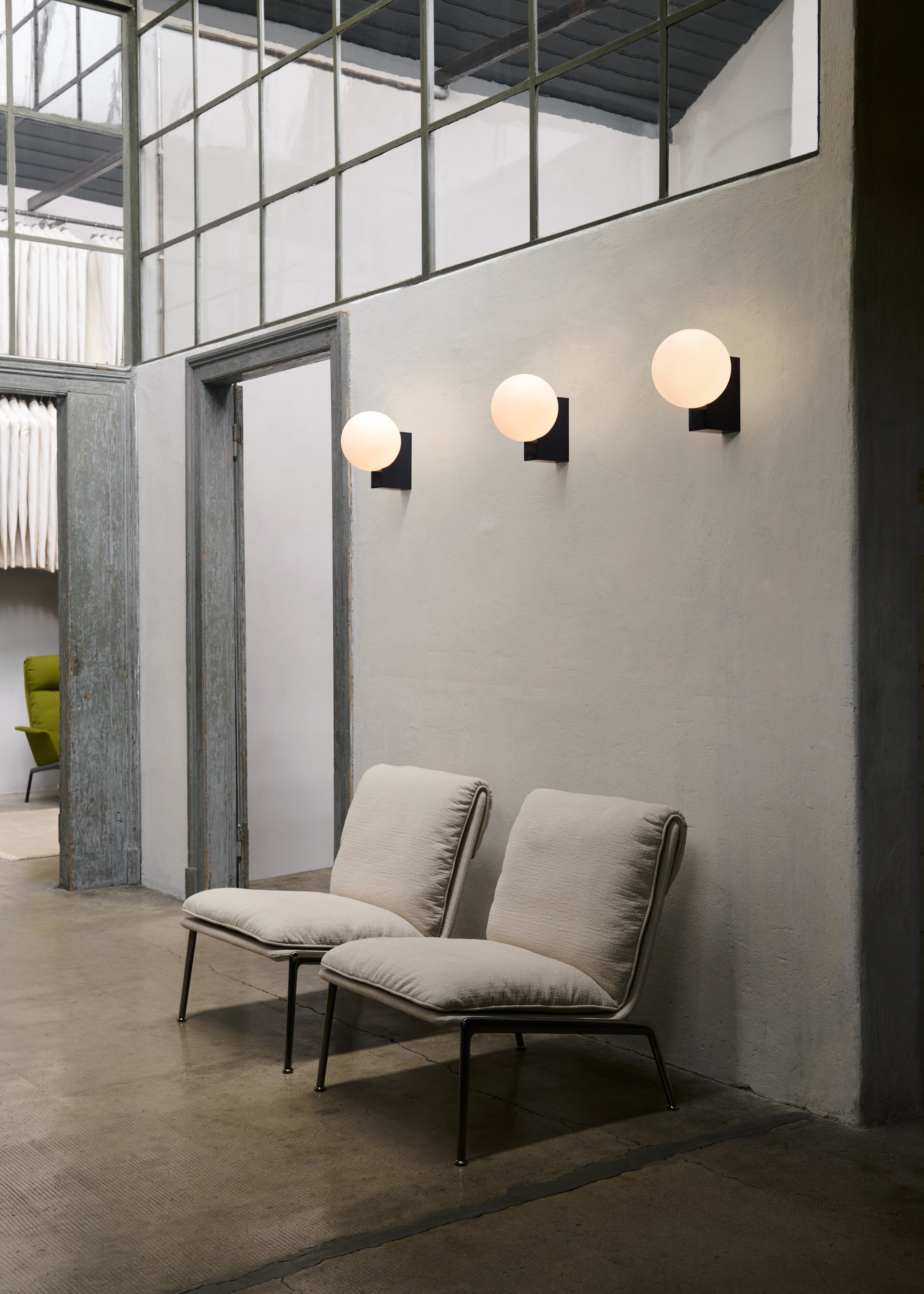Wandlampe JOURNEY SH2 mit gläsernem Schirm und schwarzem Sockel