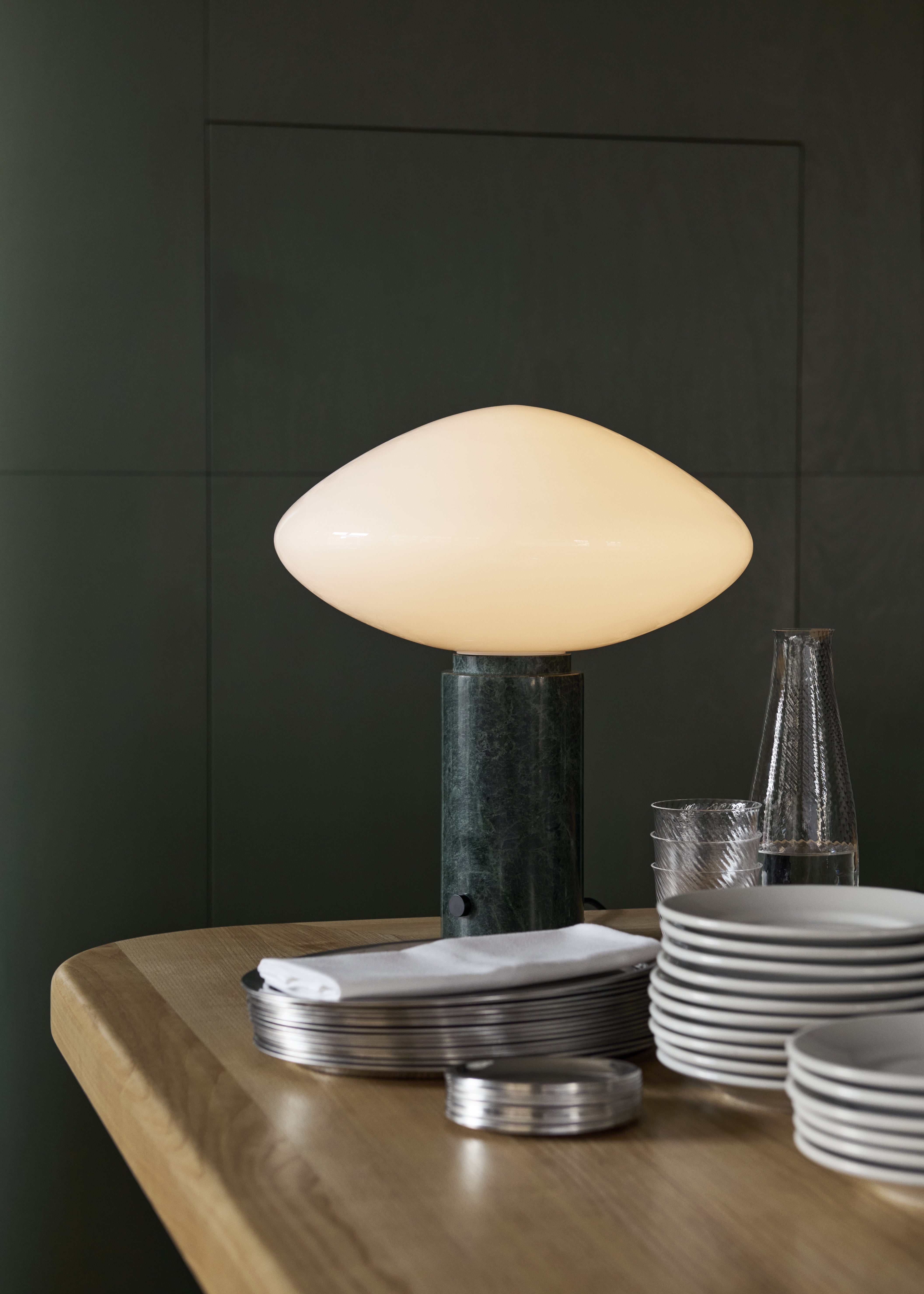 Tischlampe MIST AP17 mit gläsernem Schirm und grüner Marmorbasis