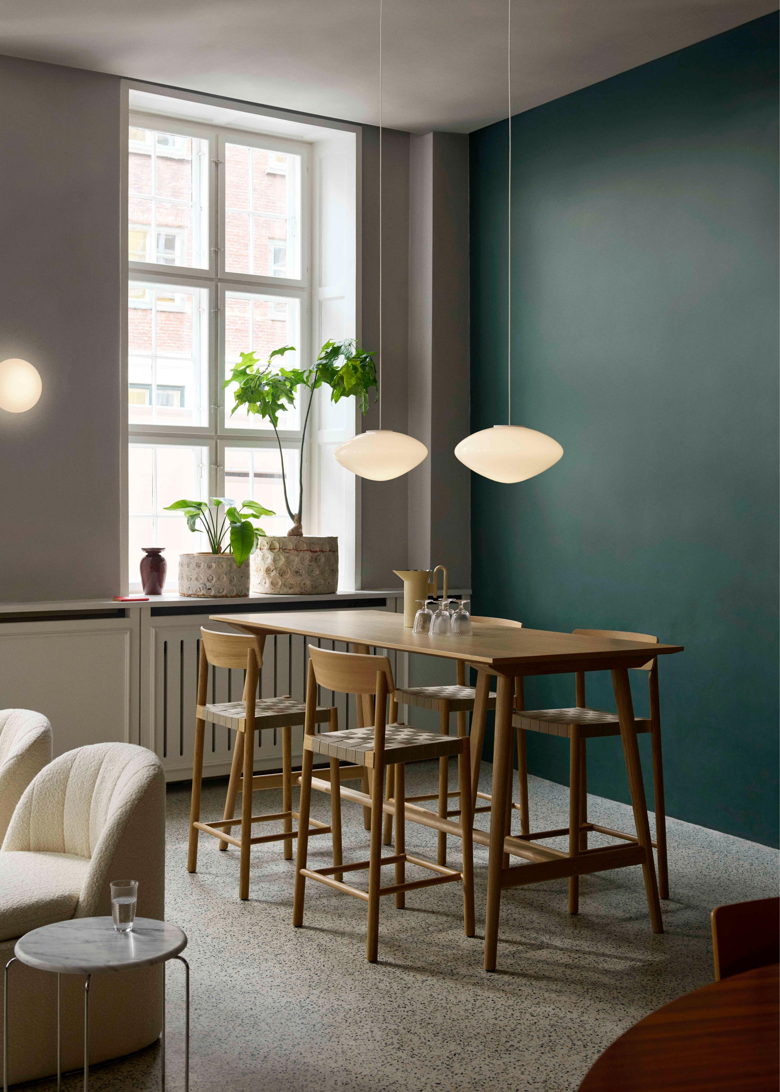 Hocker BETTY mit beigem, gewebtem Sitz aus rauchgeöltem Eichenholz