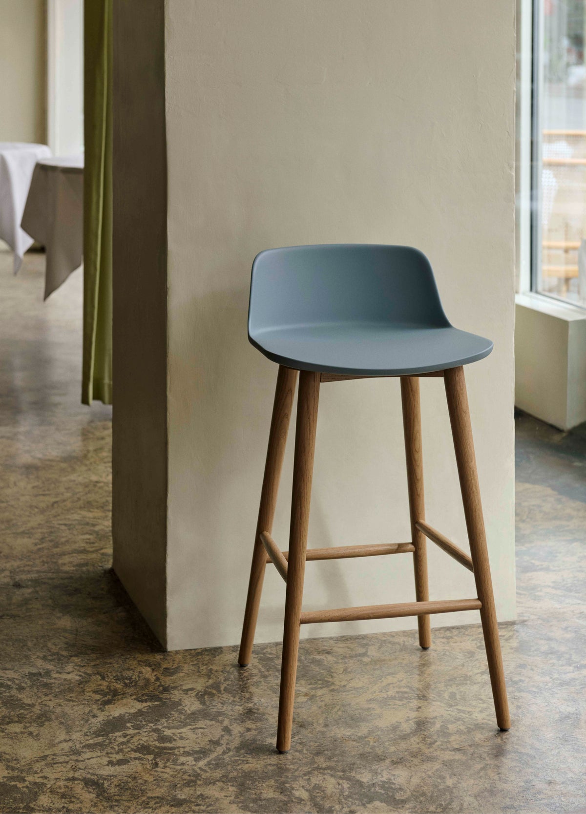 Hocker RELY rotbraun mit Eichenbasis