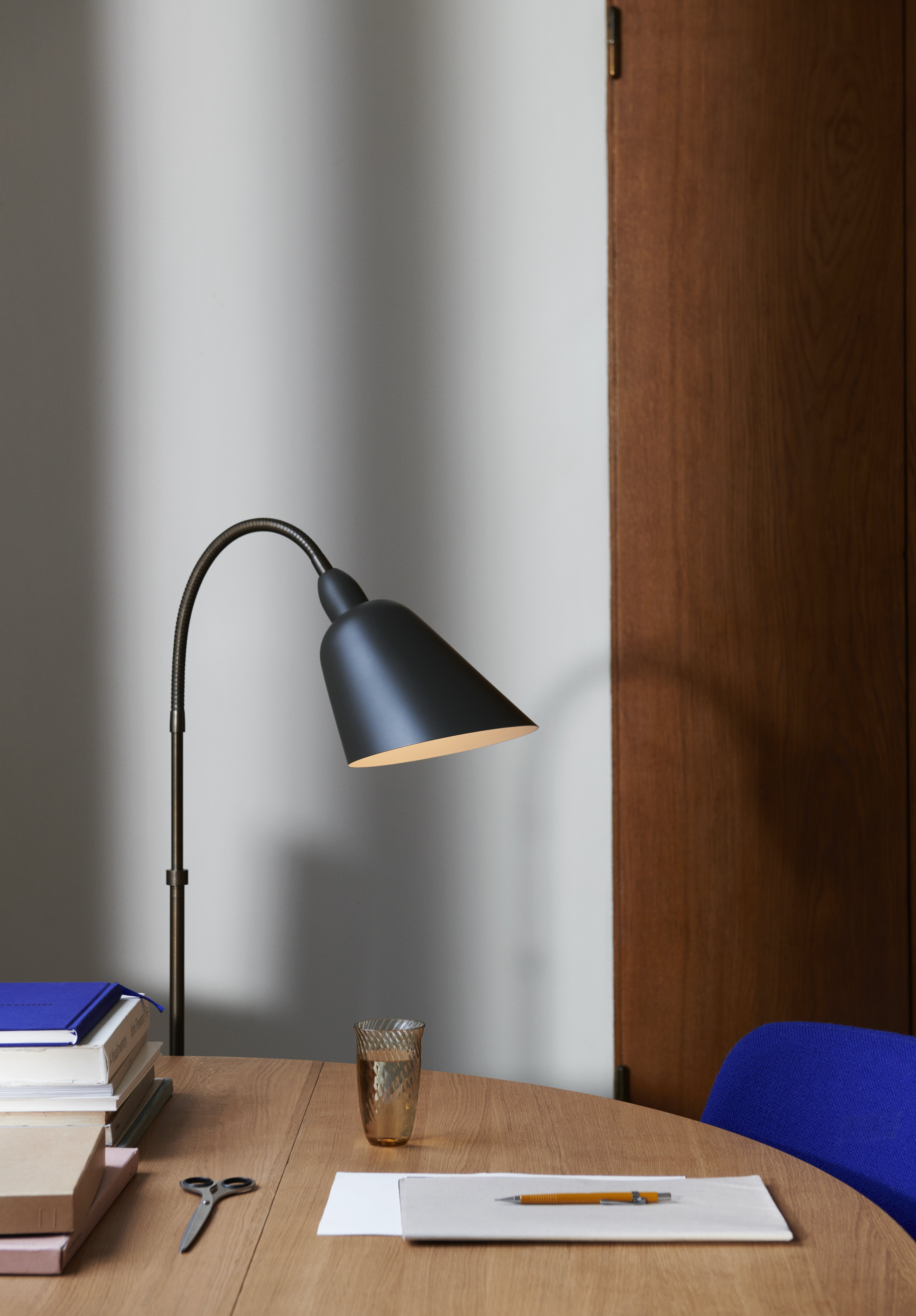 Stehlampe BELLEVUE AJ7 schwarz mit messingfarbener Oberfläche