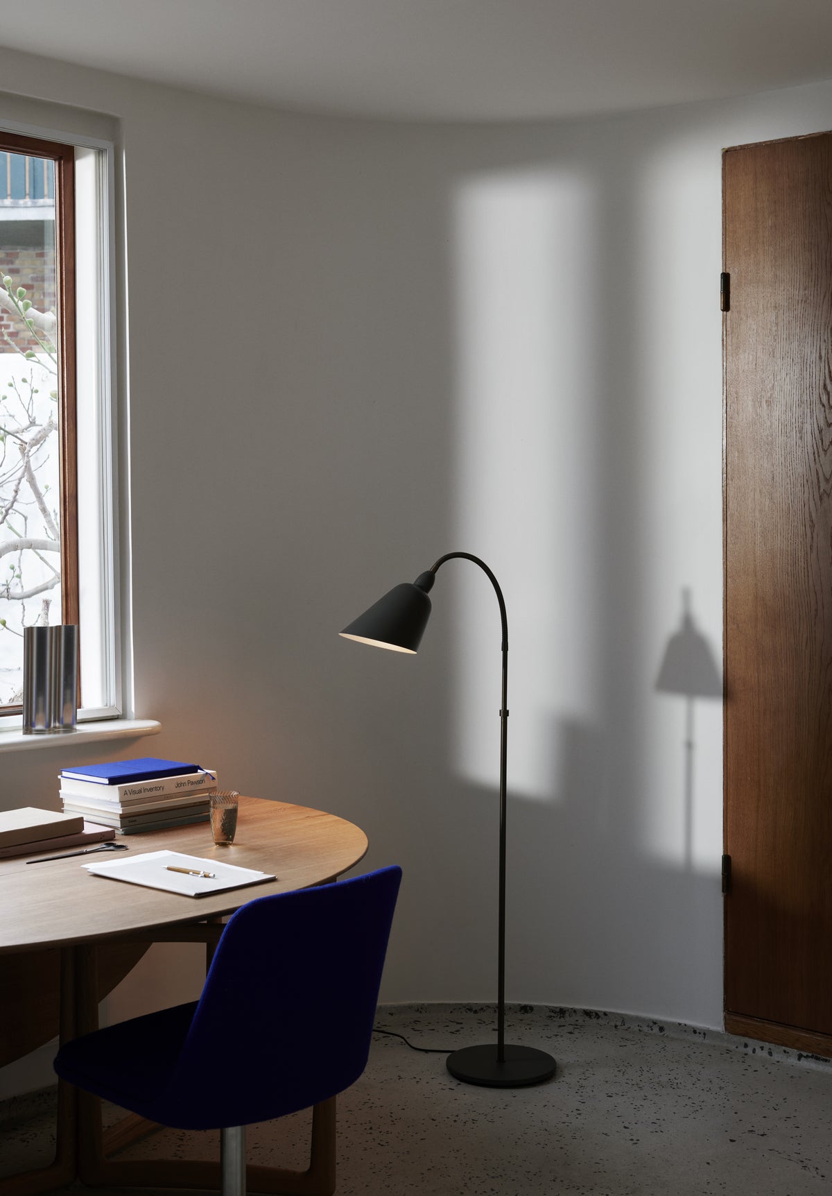 Stehlampe BELLEVUE AJ7 schwarz mit messingfarbener Oberfläche