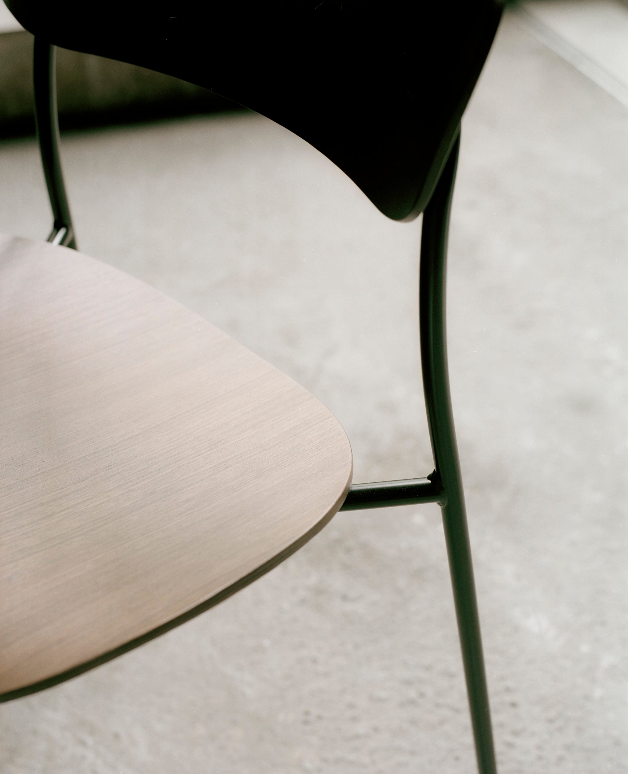 Stuhl PAVILION AV1 in schwarz lackierter Eiche mit schwarzem Gestell