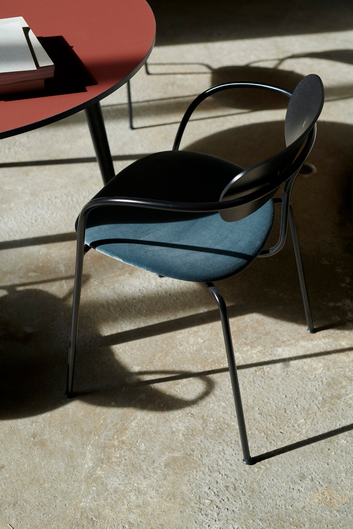 Stuhl PAVILION AV4 aus lackierter Eiche mit gepolsterter Sitzfläche und schwarzem Gestell