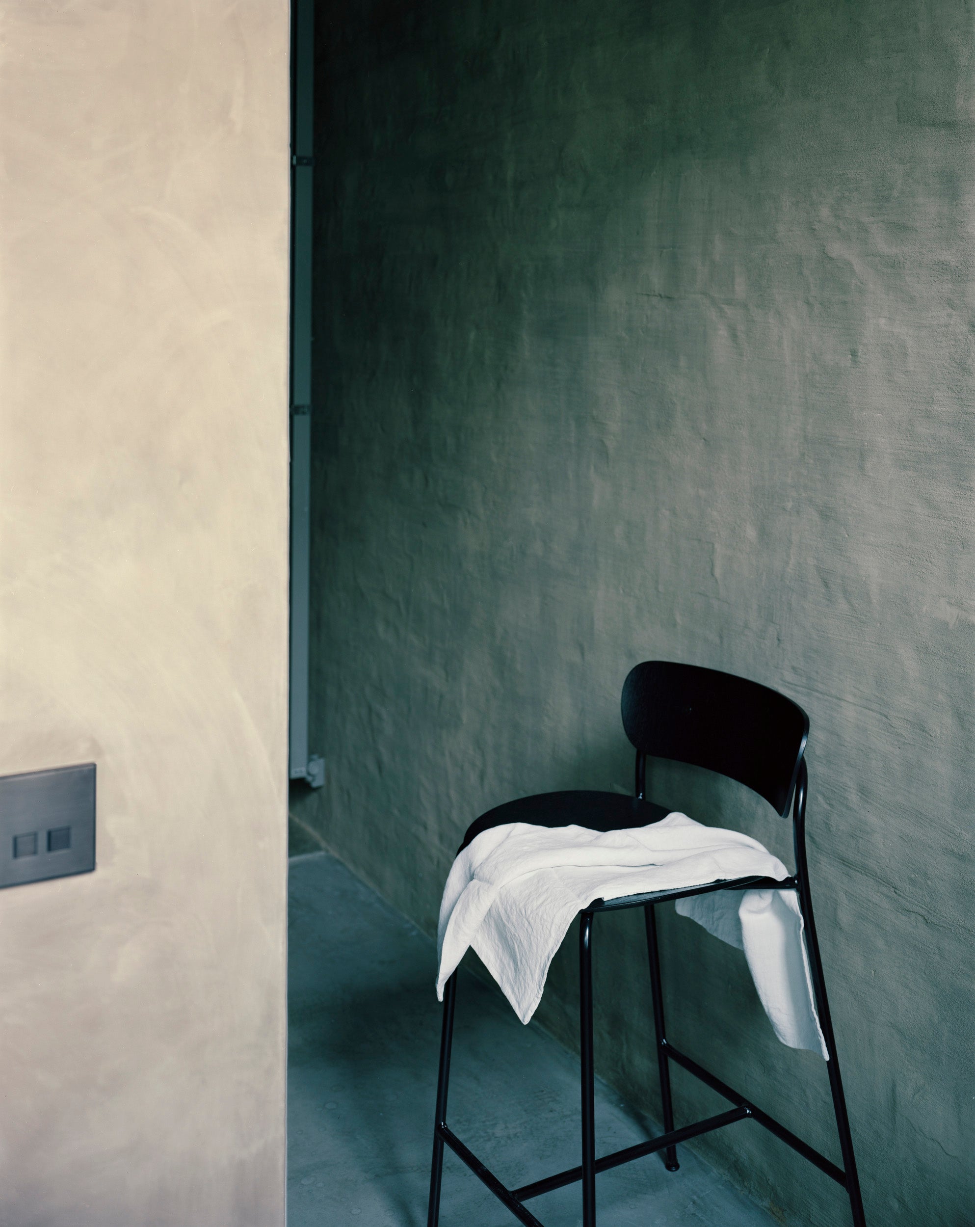 Hocker mit Rückenlehne PAVILION lackierte Nuss mit schwarzem Stahlgestell